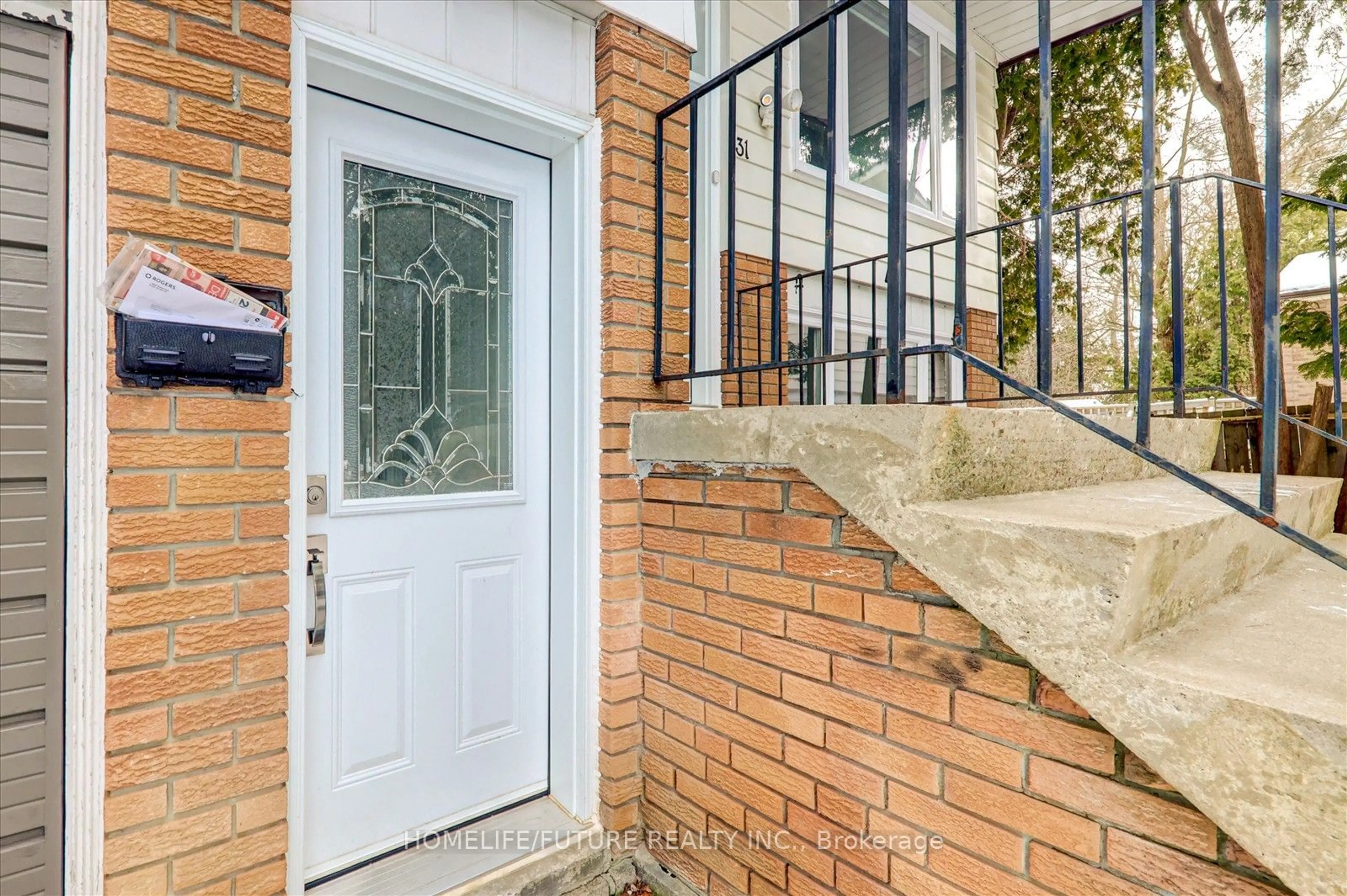 Indoor entryway for 31 Gladys Rd, Toronto Ontario M1C 1C7