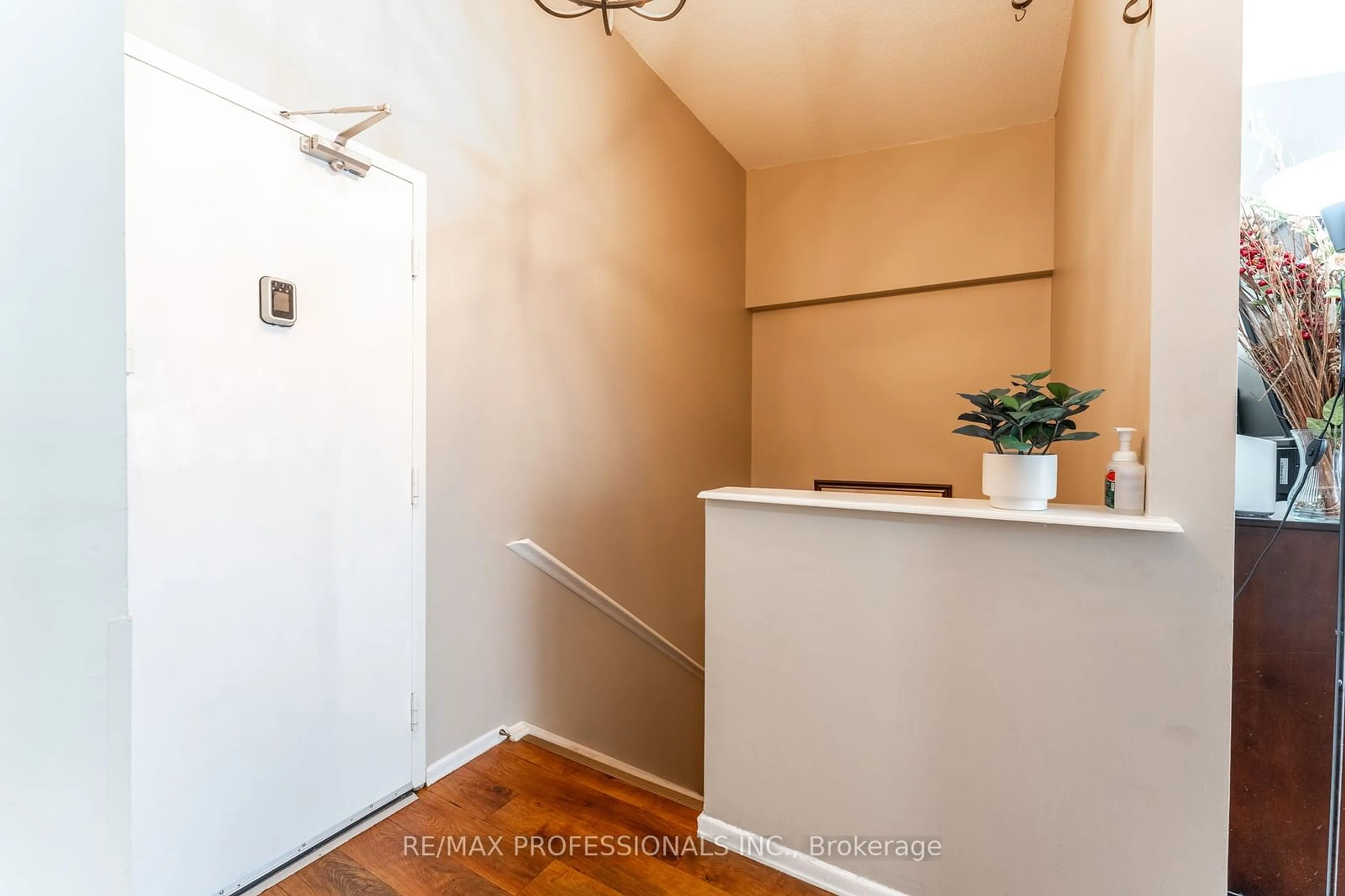 Indoor entryway for 4064 Lawrence Ave #515, Toronto Ontario M1E 4V6