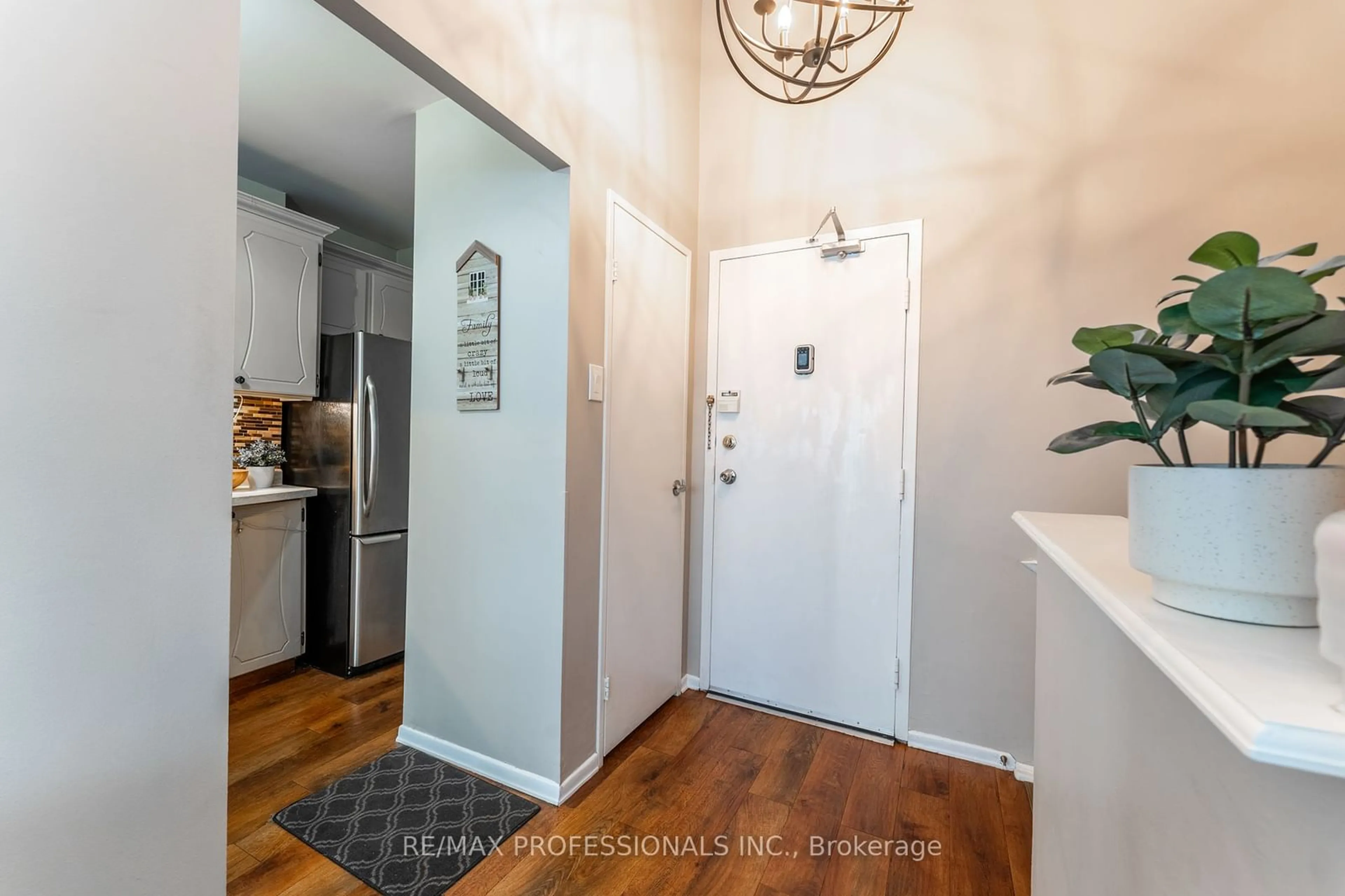 Indoor entryway for 4064 Lawrence Ave #515, Toronto Ontario M1E 4V6