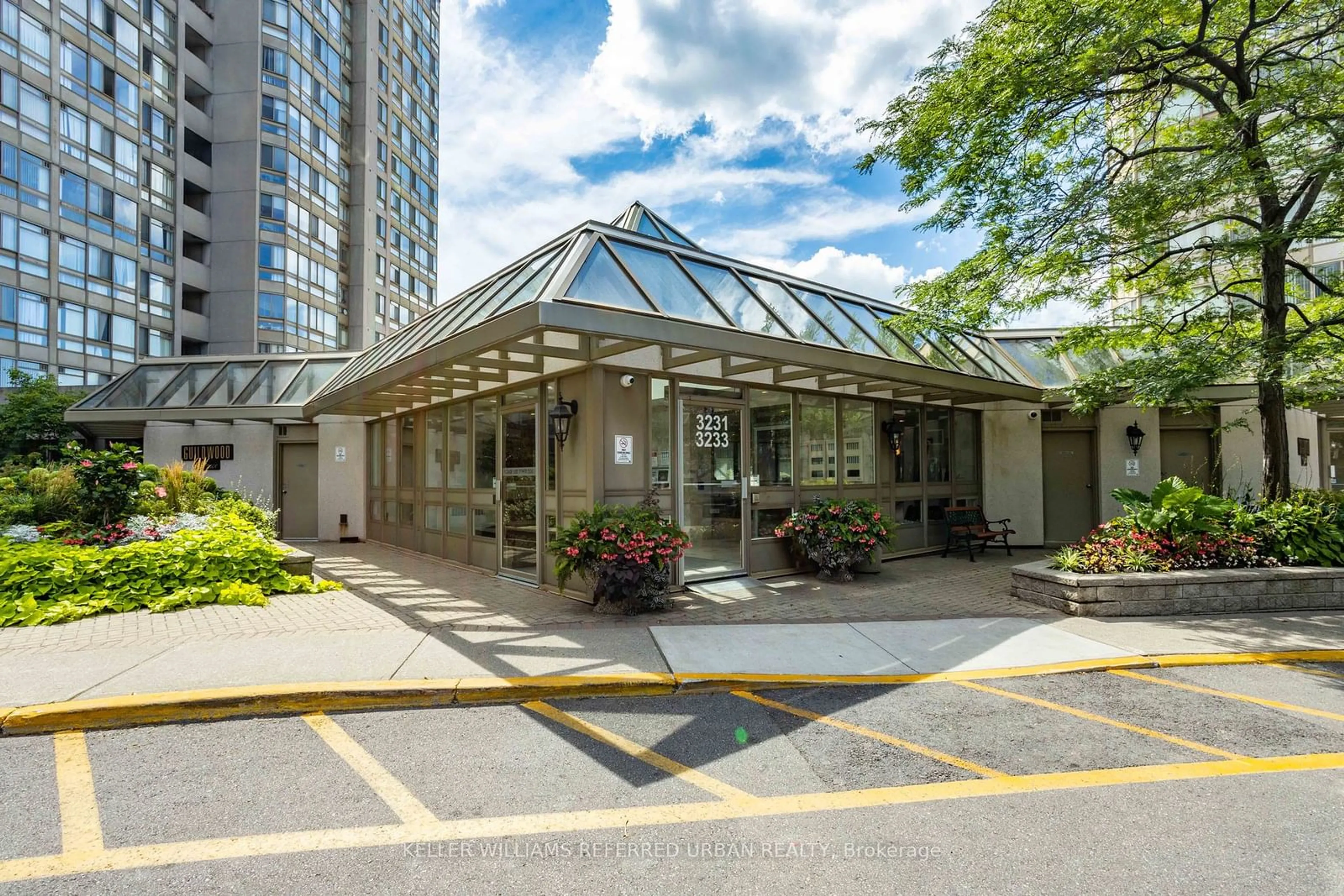 Indoor foyer for 3233 Eglinton Ave #1812, Toronto Ontario M1J 3N6