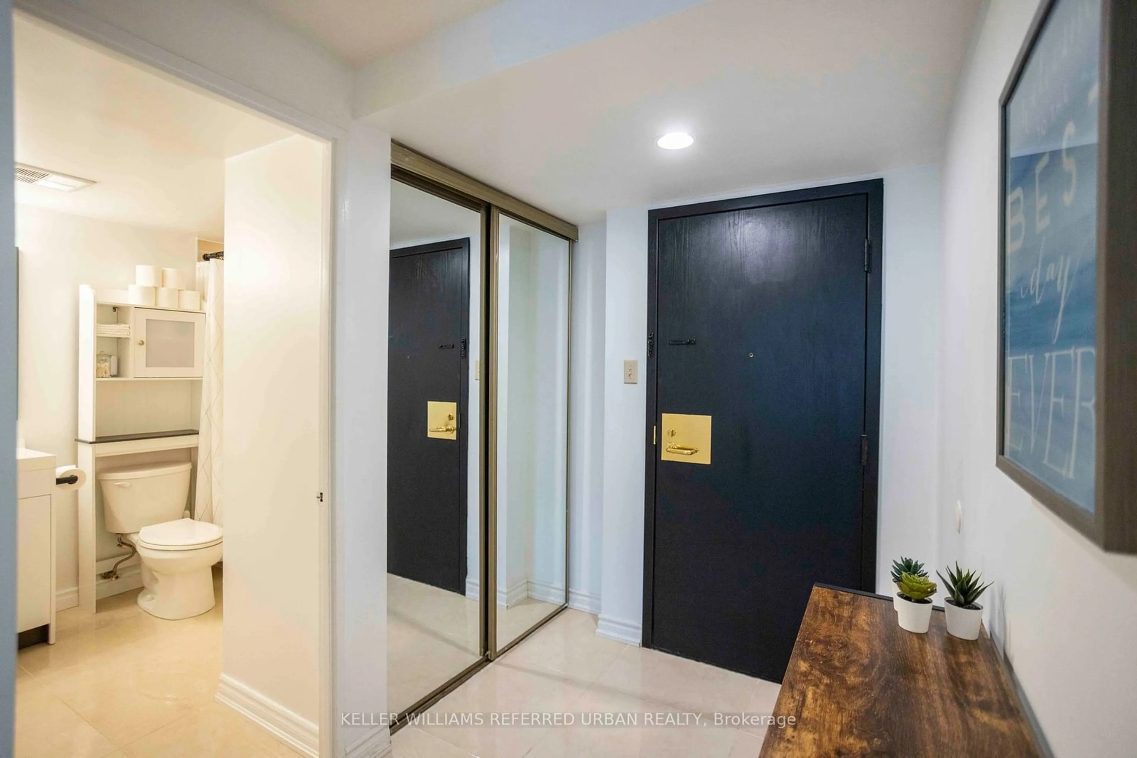 Indoor foyer for 3233 Eglinton Ave #1812, Toronto Ontario M1J 3N6