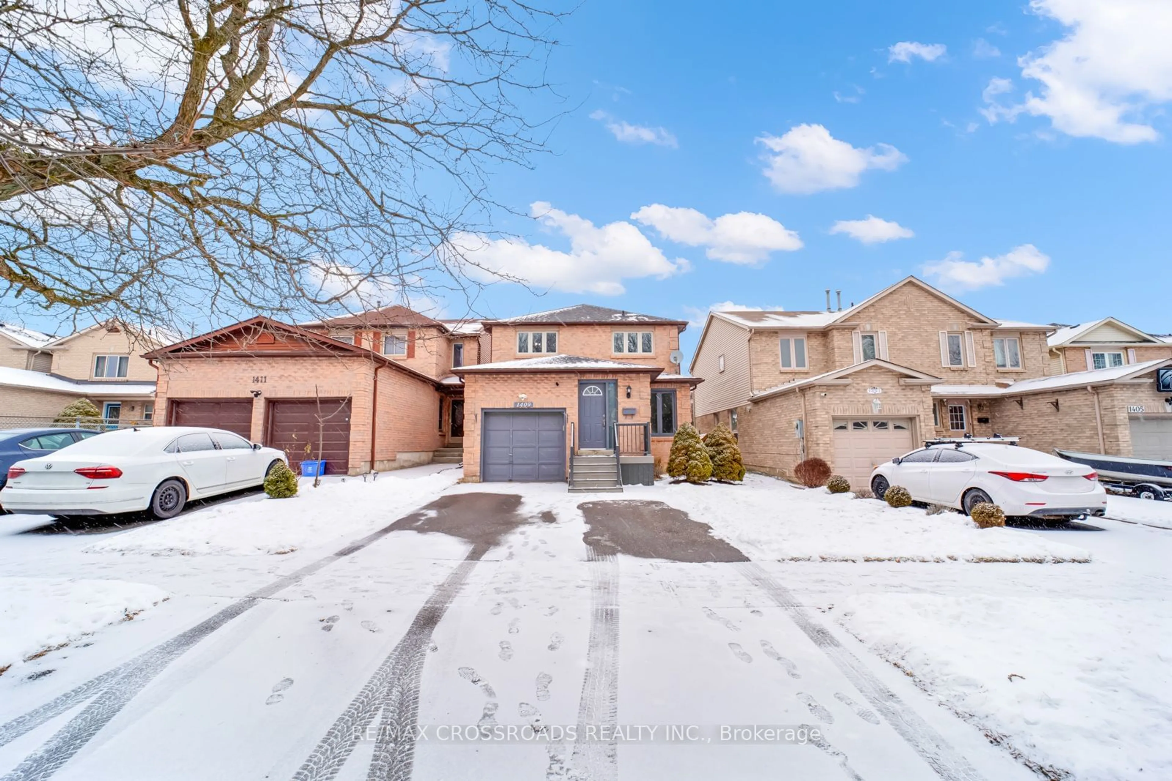 A pic from outside/outdoor area/front of a property/back of a property/a pic from drone, street for 1409 Anton Sq, Pickering Ontario L1V 5T1