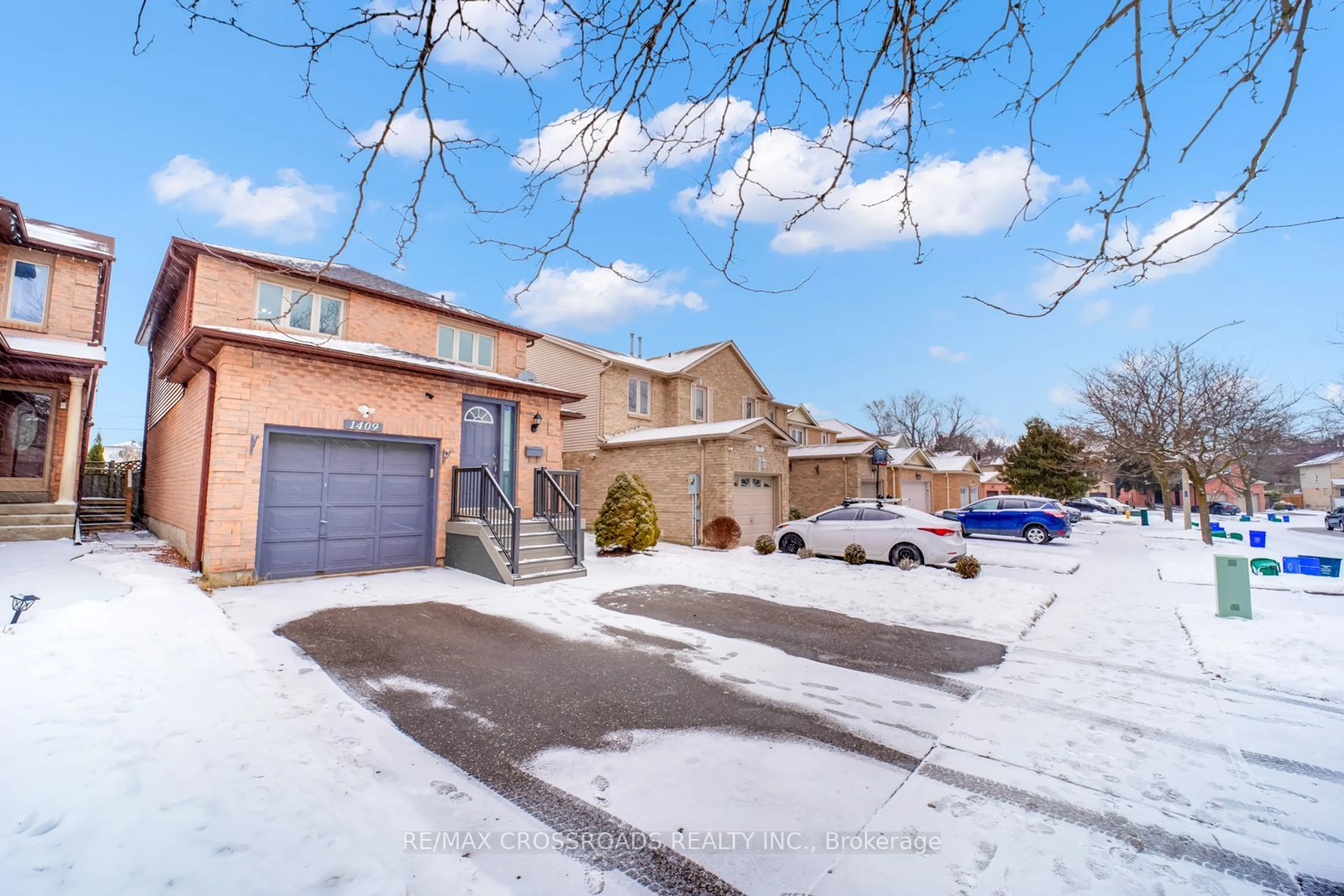 A pic from outside/outdoor area/front of a property/back of a property/a pic from drone, street for 1409 Anton Sq, Pickering Ontario L1V 5T1