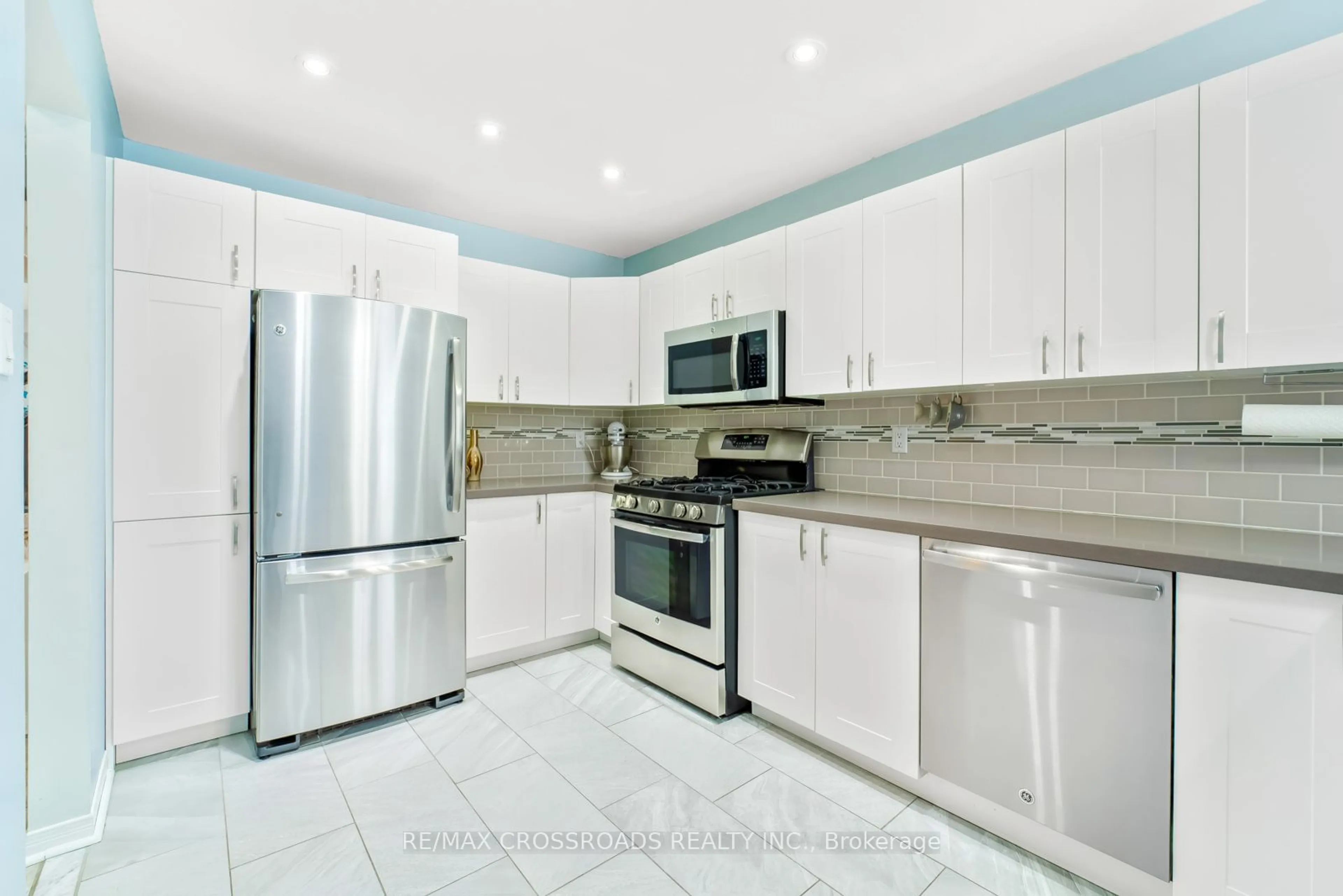 Standard kitchen, ceramic/tile floor for 1409 Anton Sq, Pickering Ontario L1V 5T1