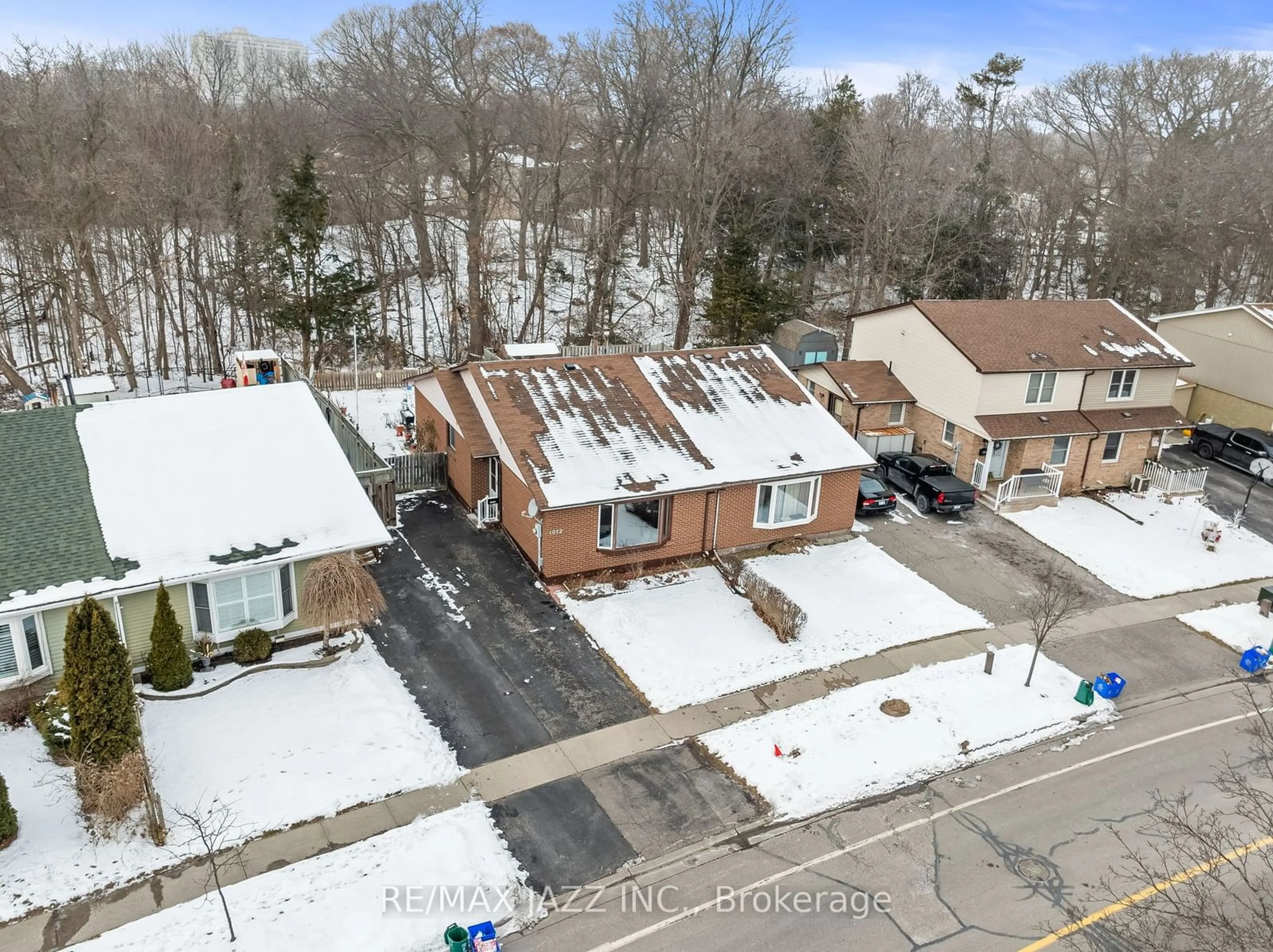 A pic from outside/outdoor area/front of a property/back of a property/a pic from drone, street for 1072 Central Park Blvd, Oshawa Ontario L1G 7G8