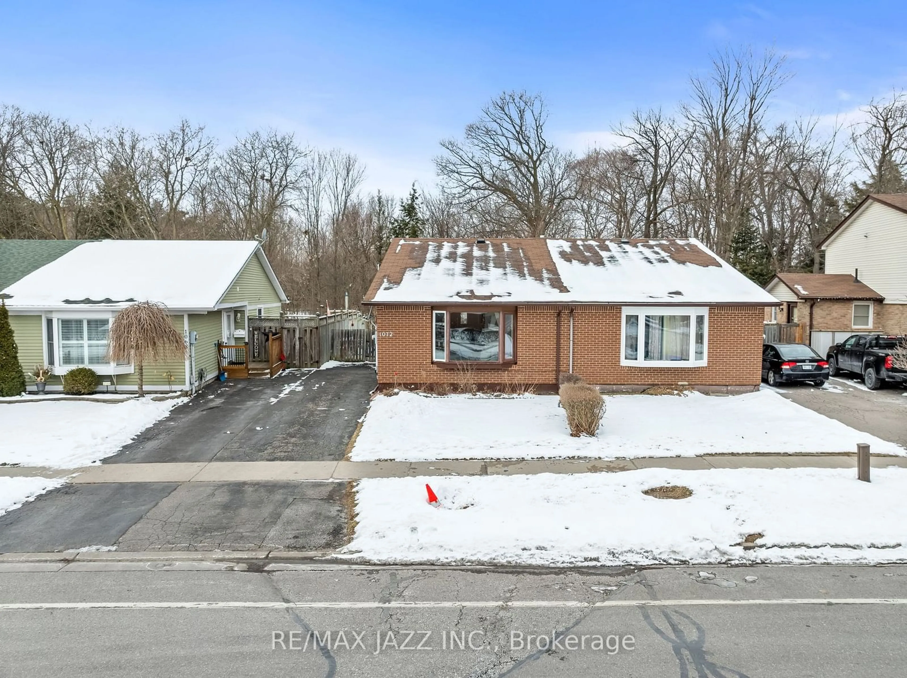 A pic from outside/outdoor area/front of a property/back of a property/a pic from drone, street for 1072 Central Park Blvd, Oshawa Ontario L1G 7G8