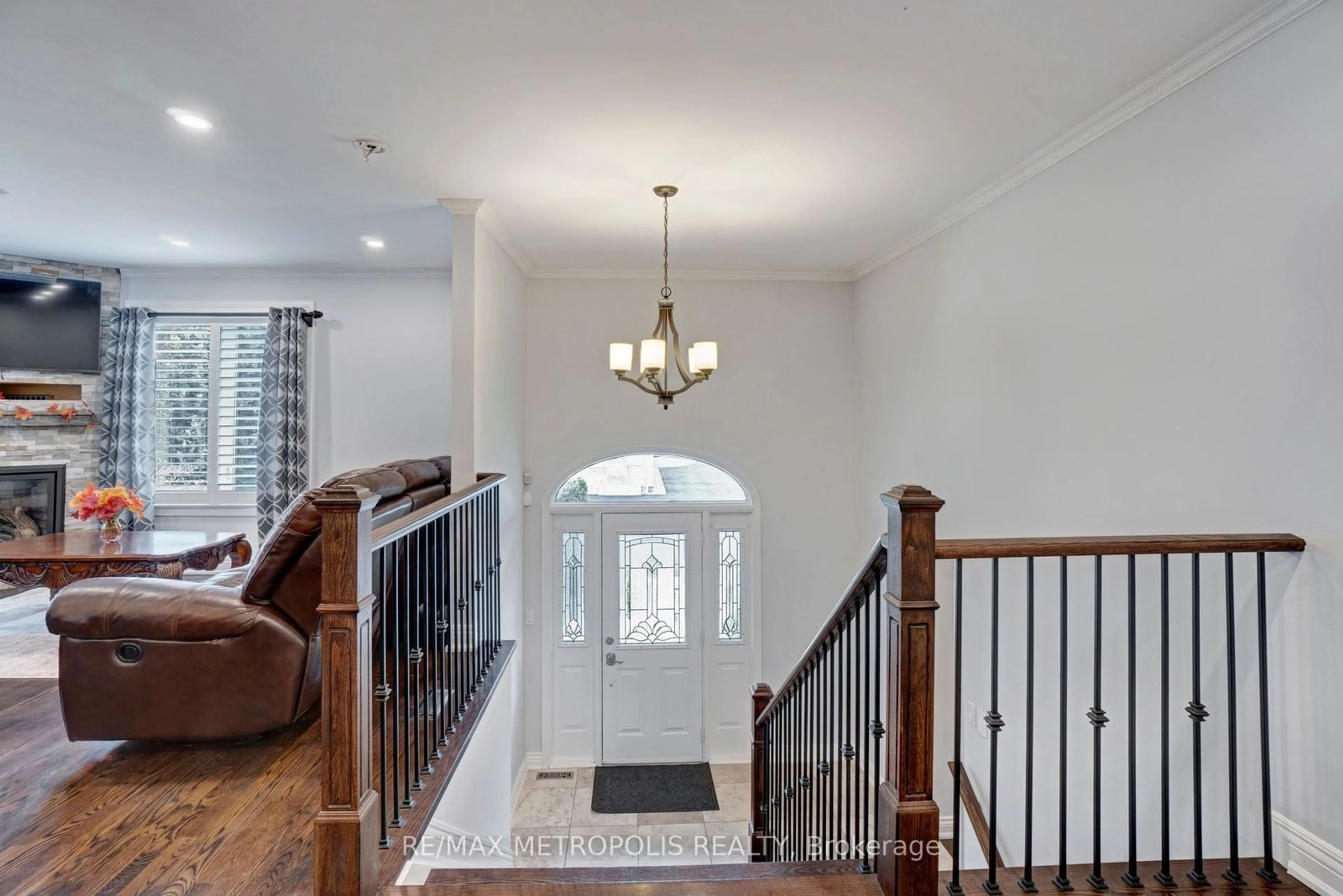 Indoor foyer for 1872 Appleview Rd, Pickering Ontario L1V 1T8