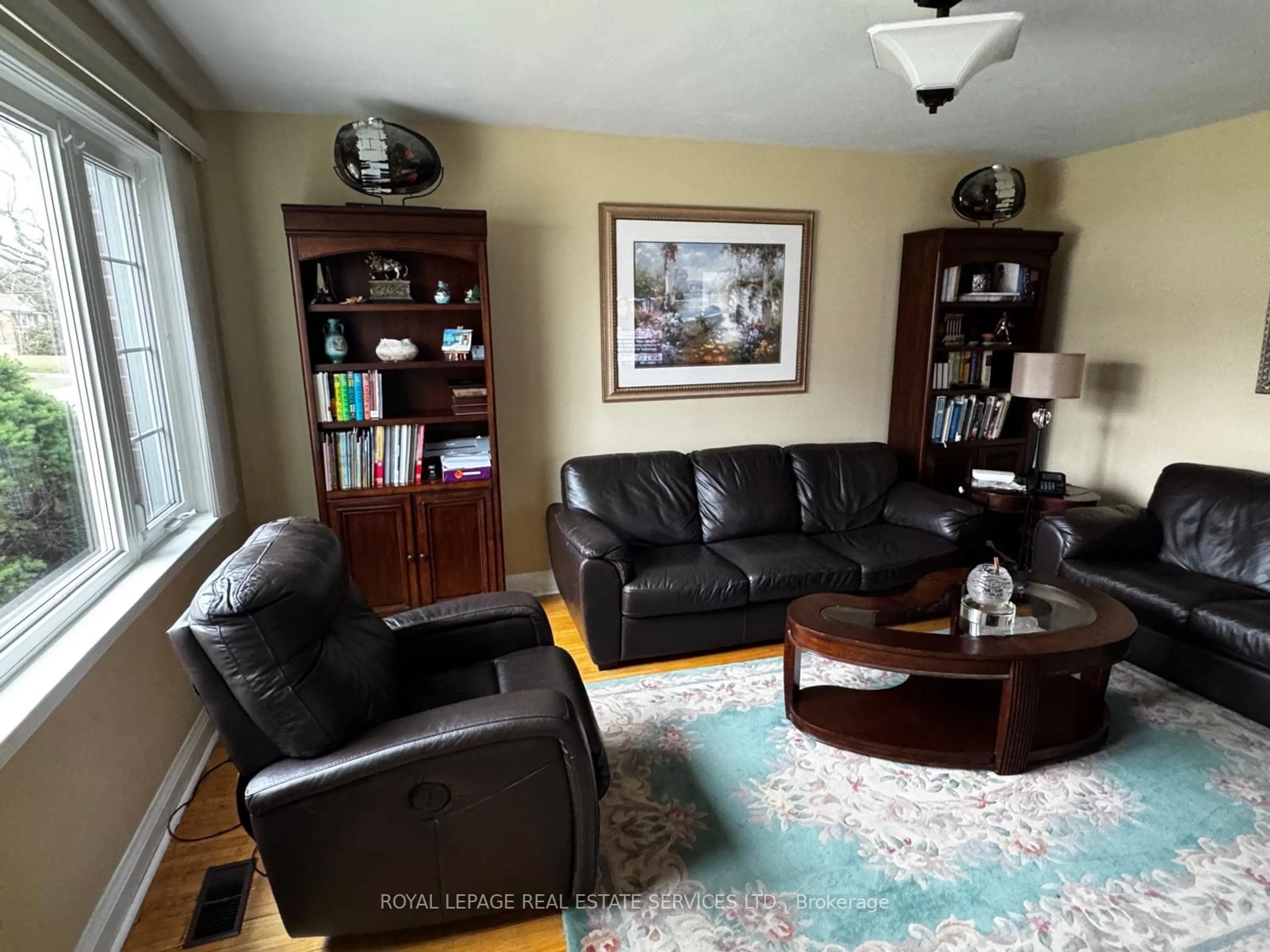 Living room with furniture, wood/laminate floor for 19 Honey Dr, Toronto Ontario M1R 3S3