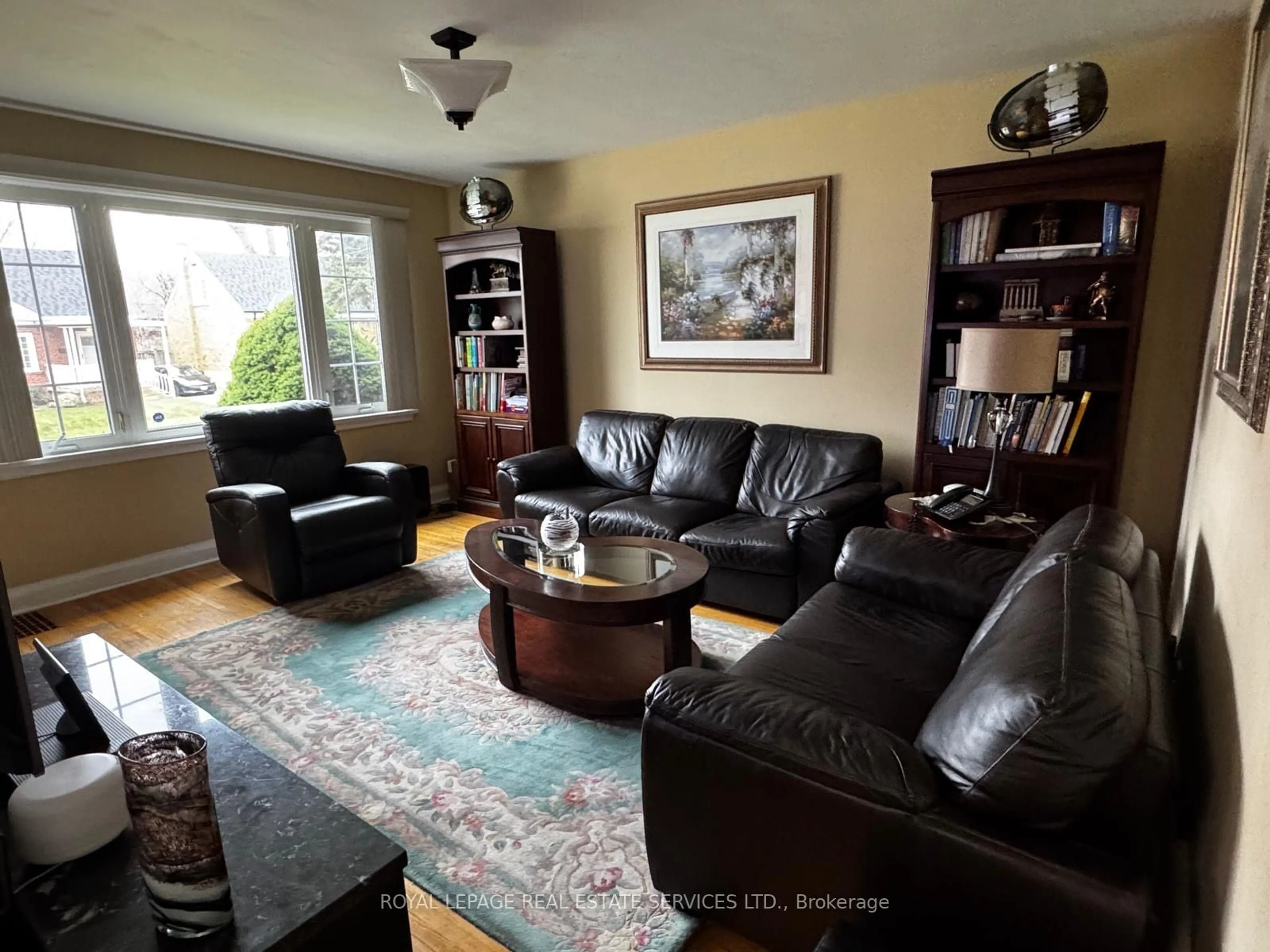 Living room with furniture, wood/laminate floor for 19 Honey Dr, Toronto Ontario M1R 3S3