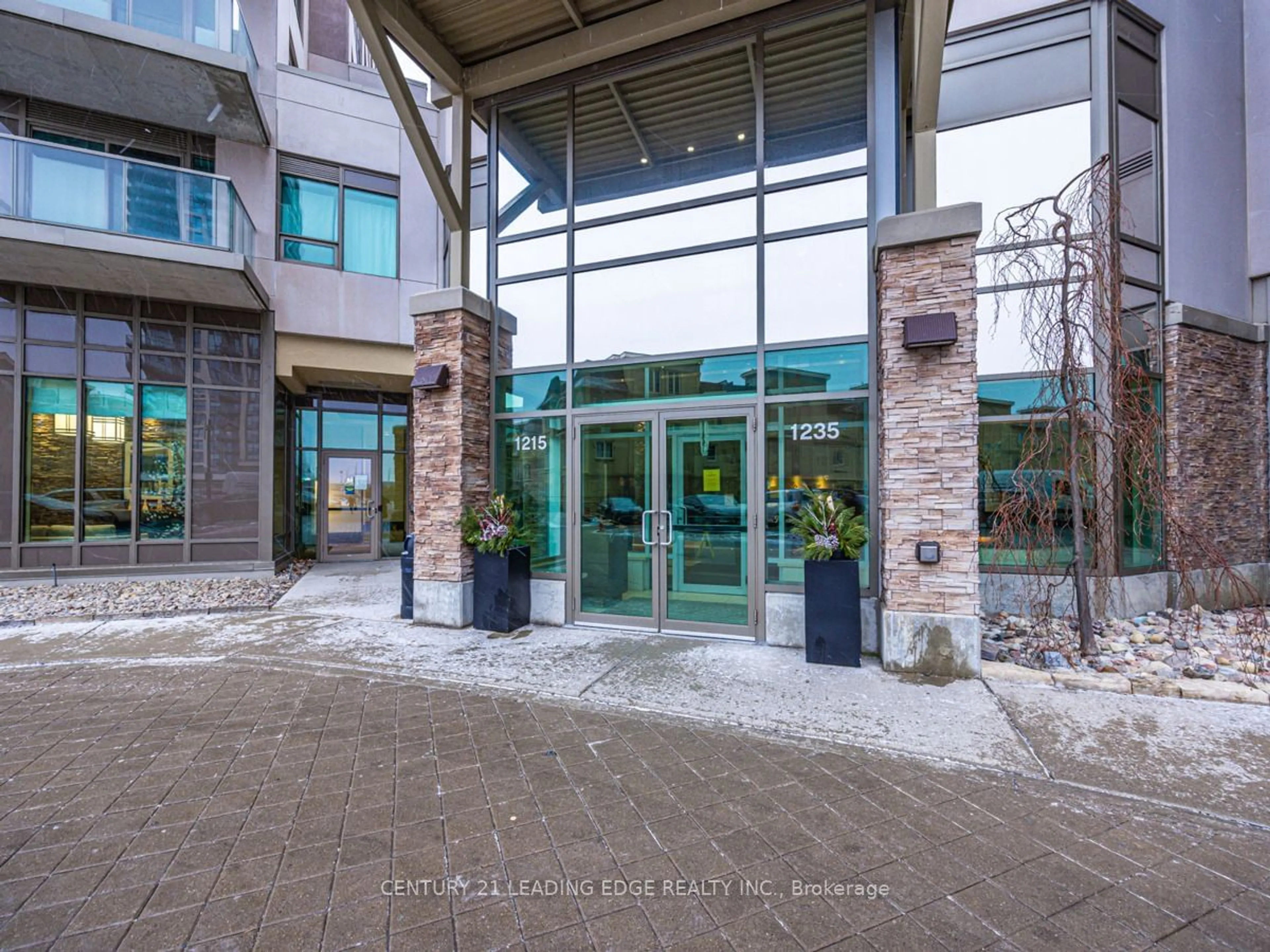 Indoor foyer for 1235 Bayly St #715, Pickering Ontario L1W 1L7