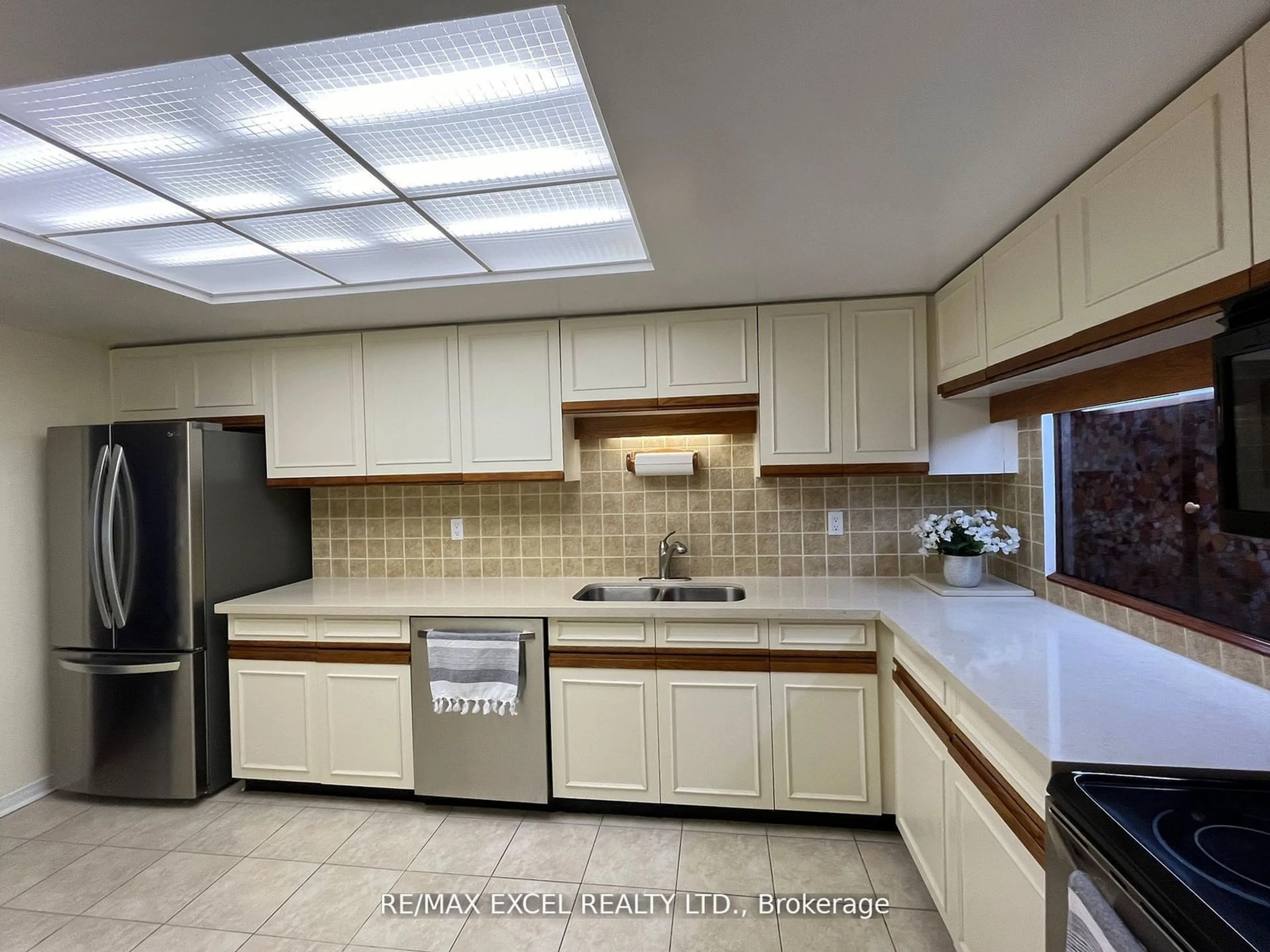 Standard kitchen, ceramic/tile floor for 2350 Bridletowne Circ #1210, Toronto Ontario M1W 3E6