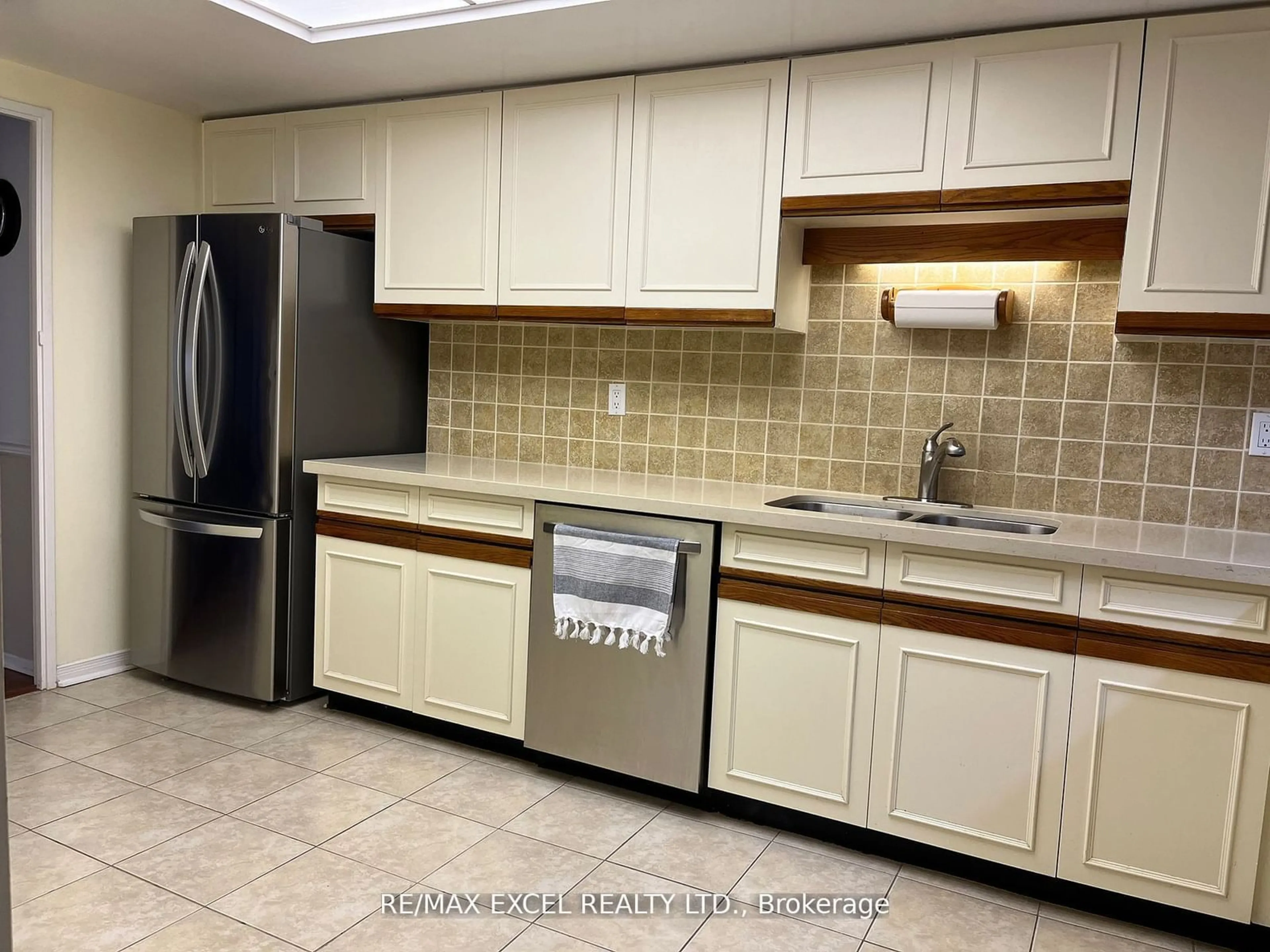 Standard kitchen, ceramic/tile floor for 2350 Bridletowne Circ #1210, Toronto Ontario M1W 3E6