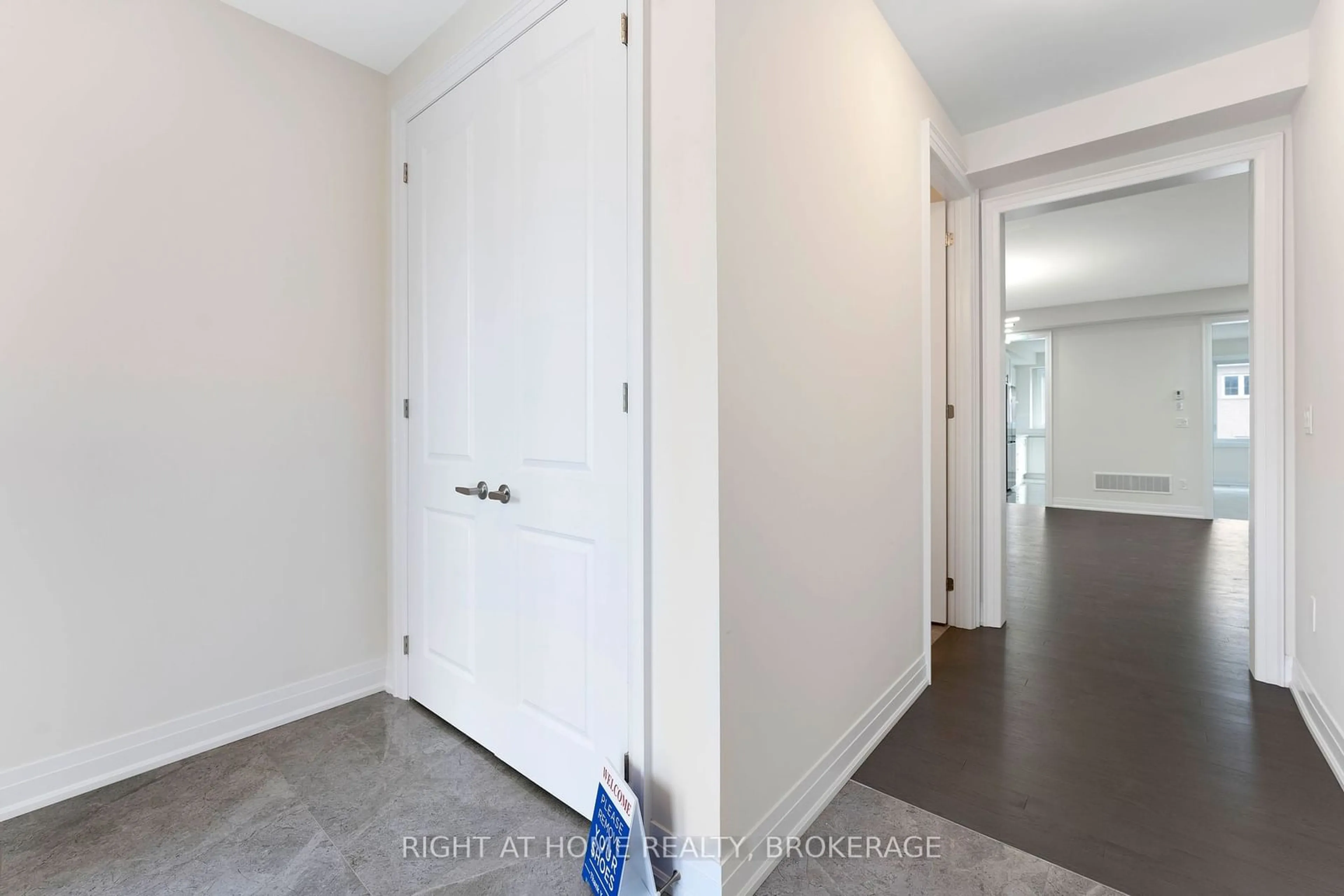 Indoor entryway for 19 HOAD St, Clarington Ontario L1B 0W1