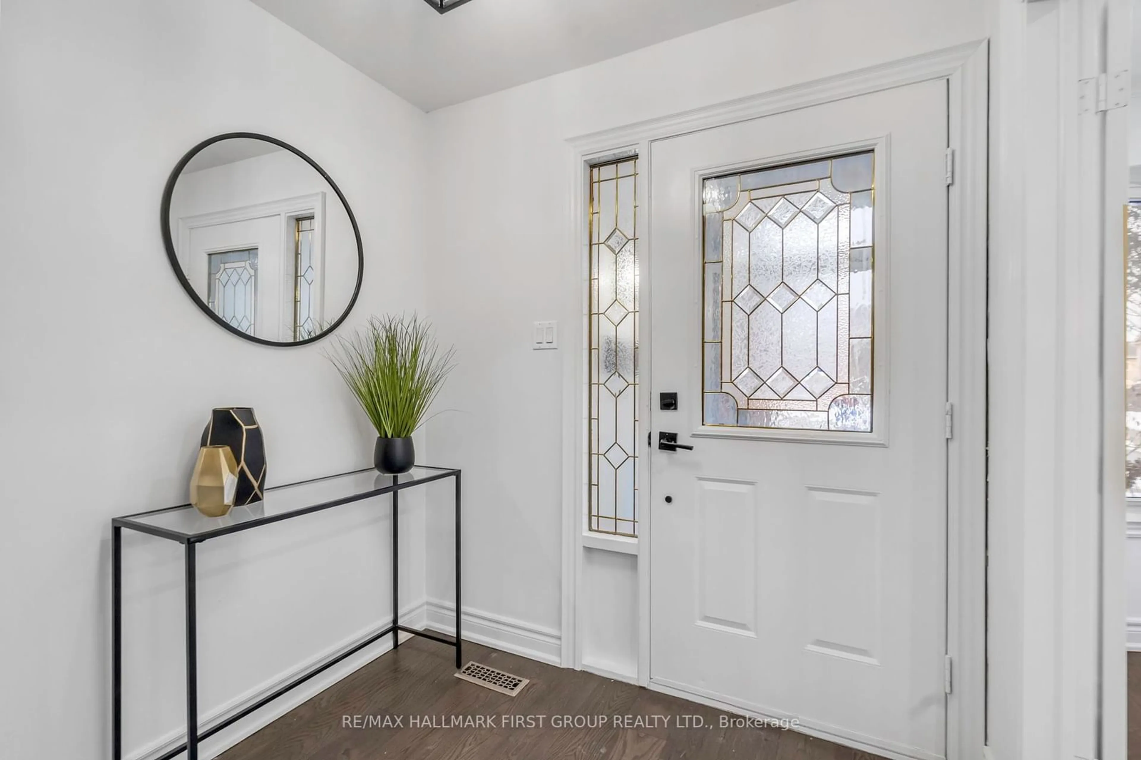 Indoor entryway for 1120 Maple Gate Rd, Pickering Ontario L1X 1B8