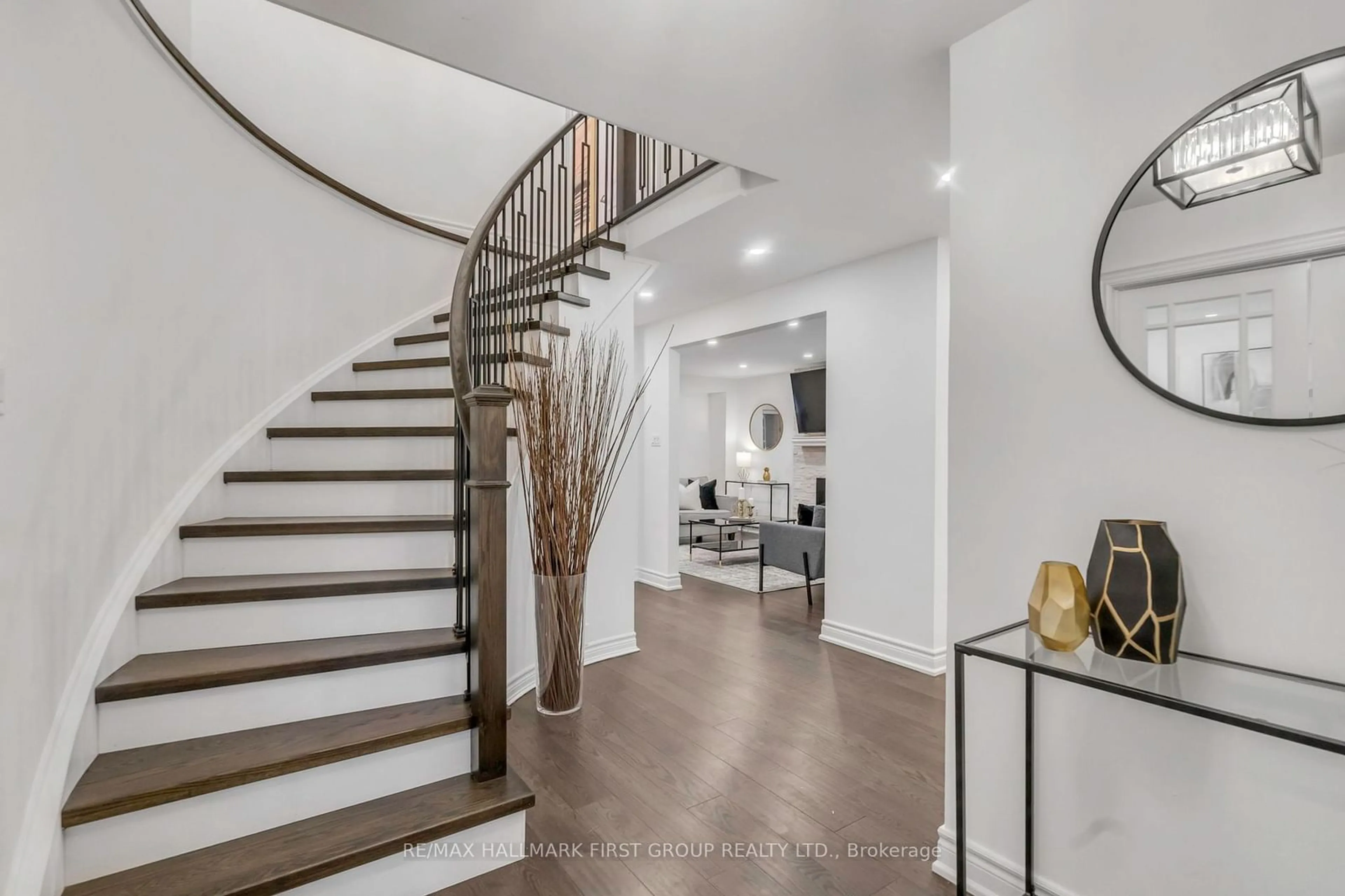 Indoor entryway for 1120 Maple Gate Rd, Pickering Ontario L1X 1B8