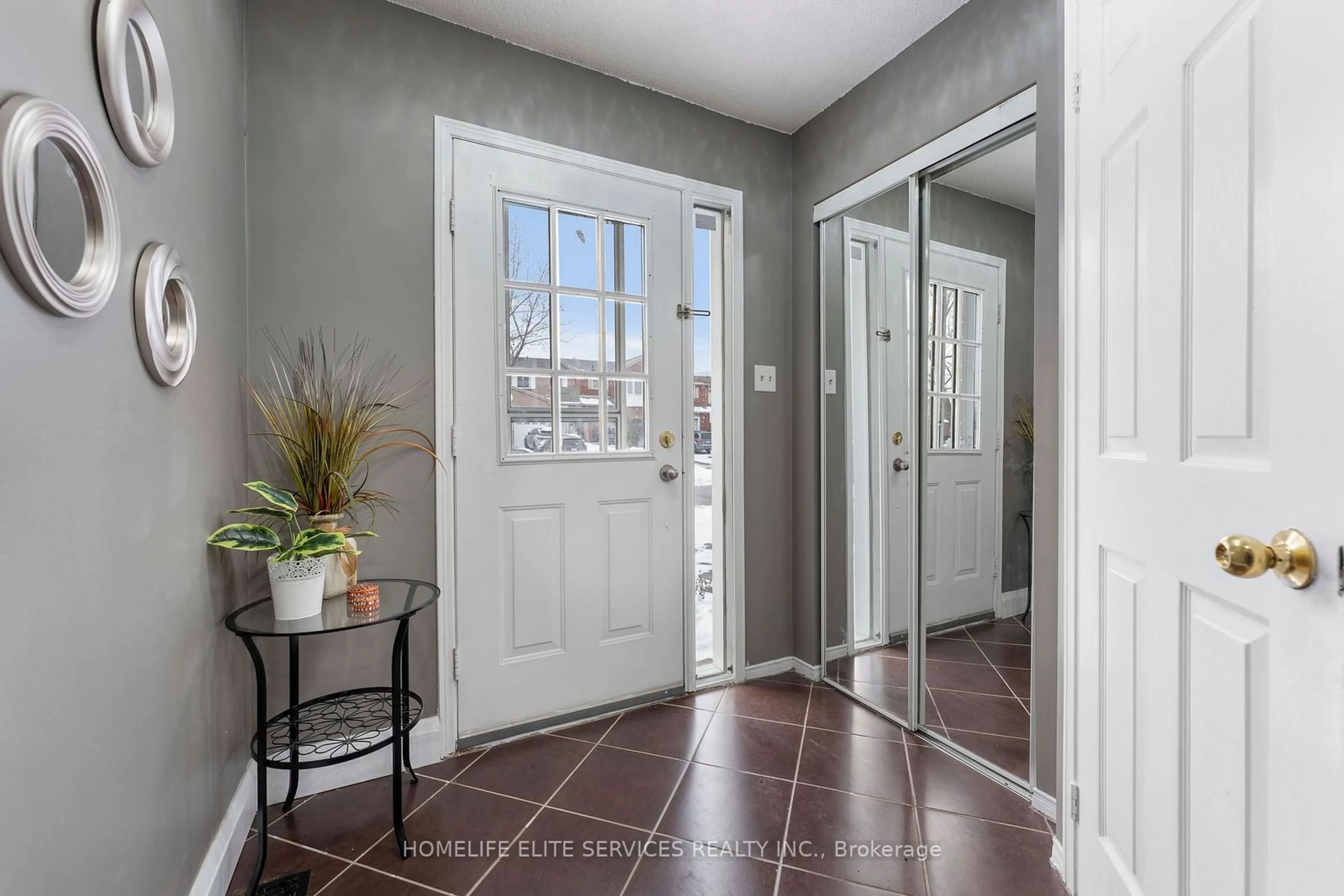 Indoor entryway for 99 Robbinstone Dr, Toronto Ontario M1B 2C4