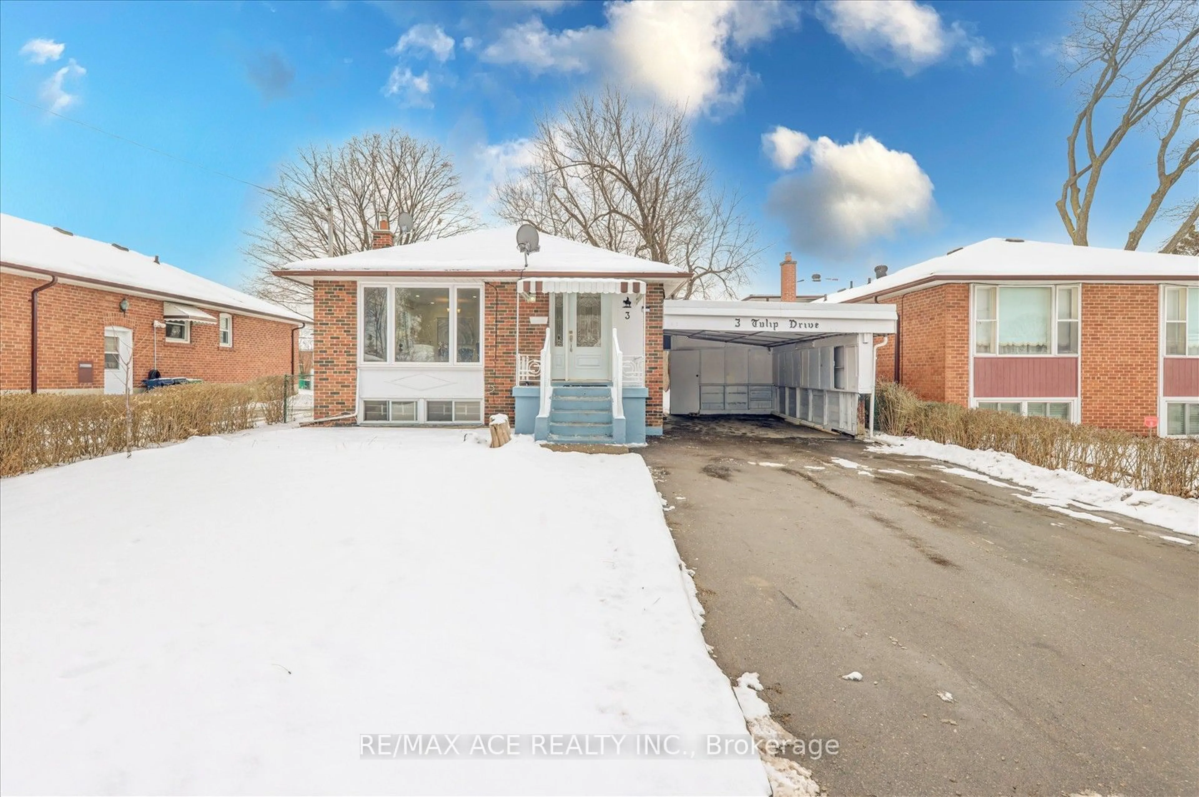 A pic from outside/outdoor area/front of a property/back of a property/a pic from drone, street for 3 Tulip Dr, Toronto Ontario M1R 4W3