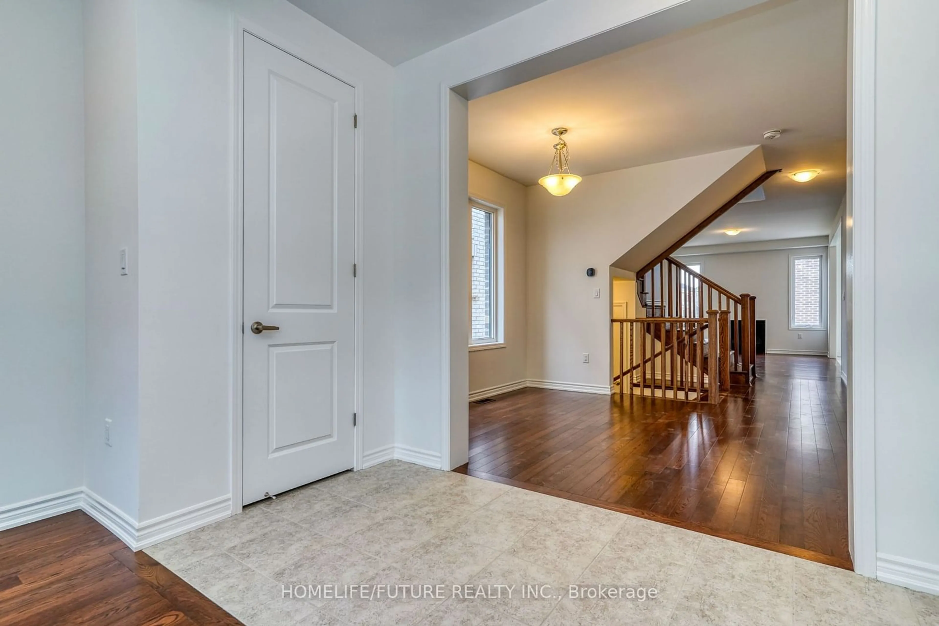 Indoor entryway for 1481 Mockingbird Sq, Pickering Ontario L1X 0N8