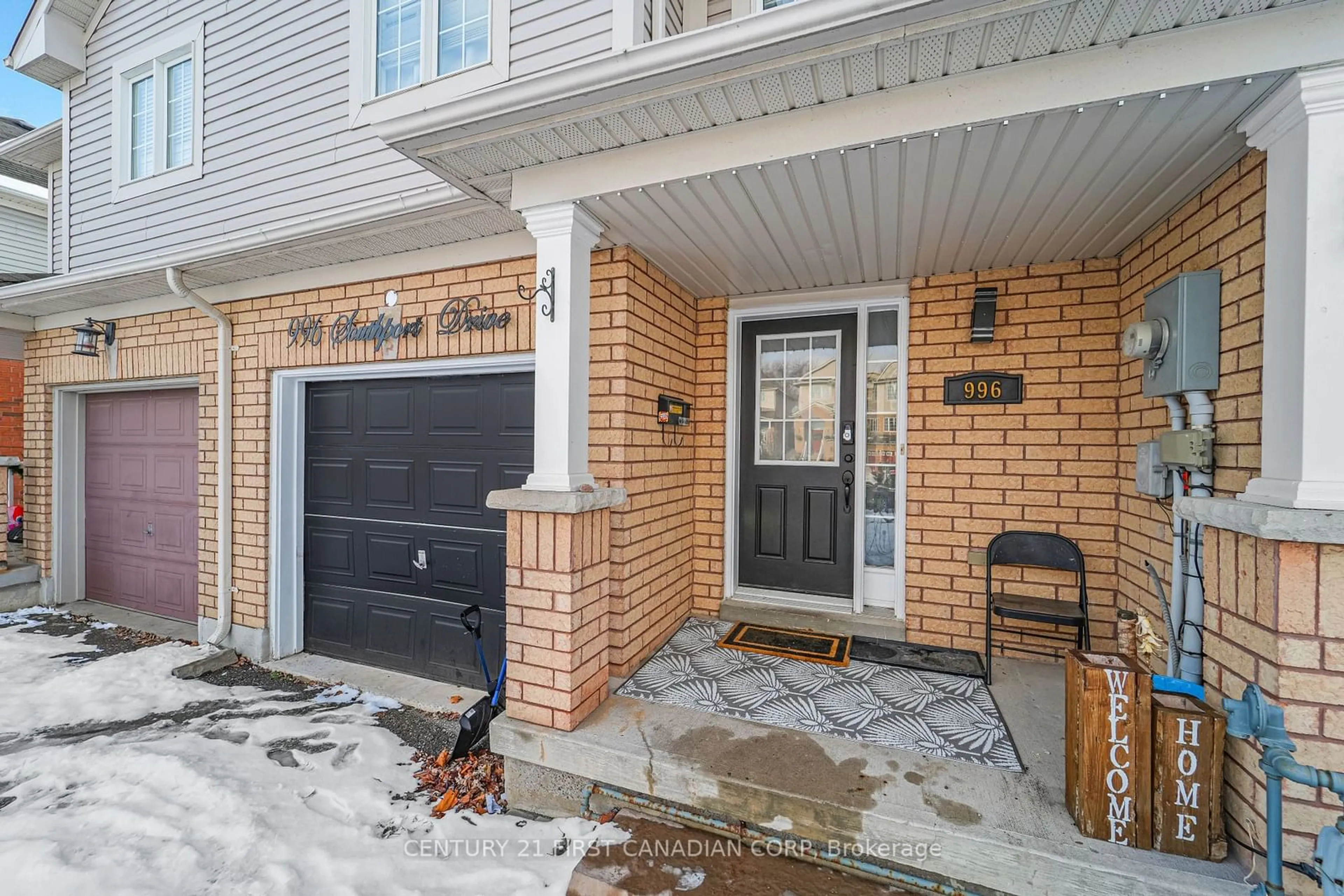 Indoor entryway for 996 Southport Dr, Oshawa Ontario L1H 8A3