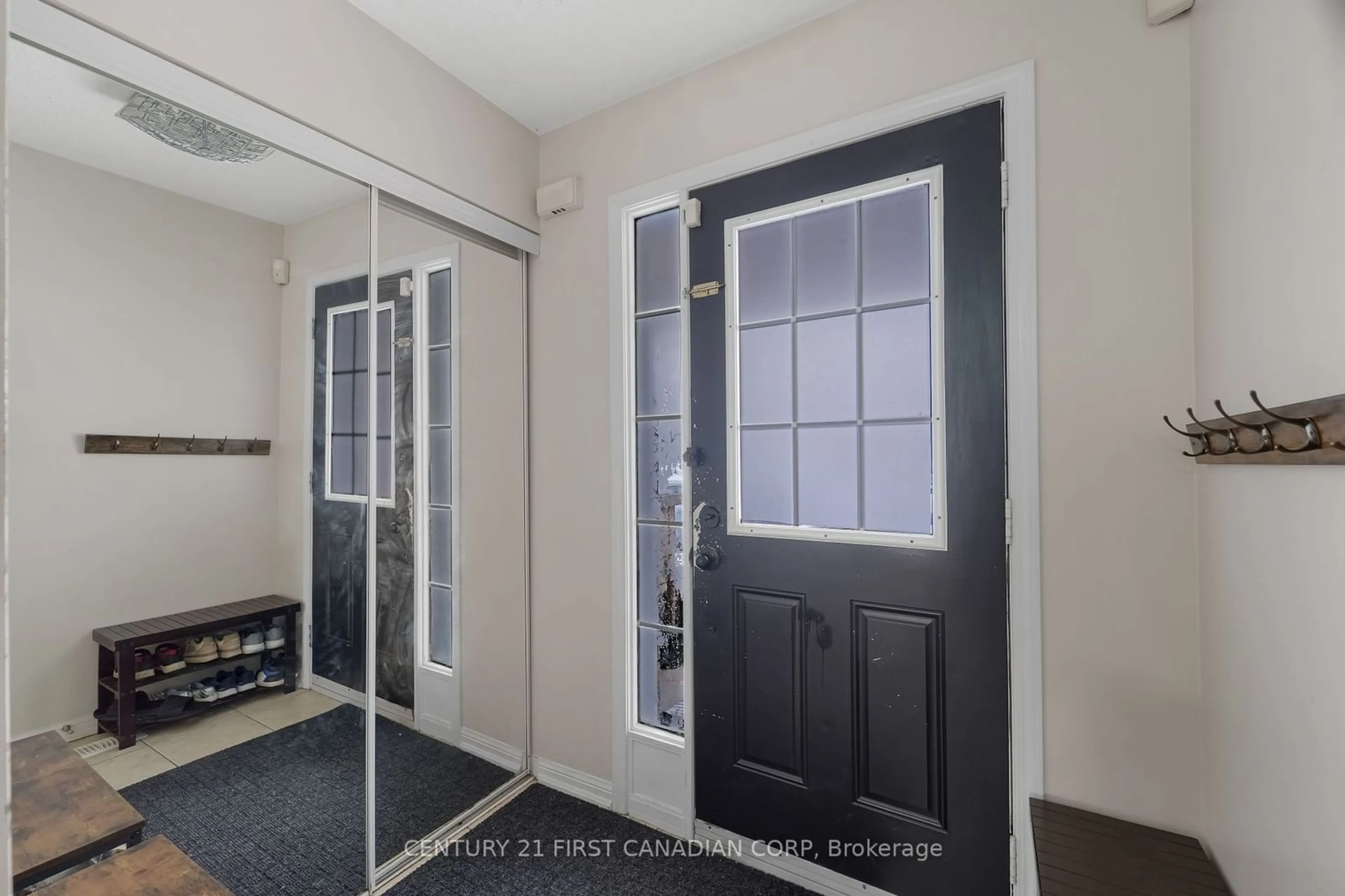 Indoor entryway for 996 Southport Dr, Oshawa Ontario L1H 8A3