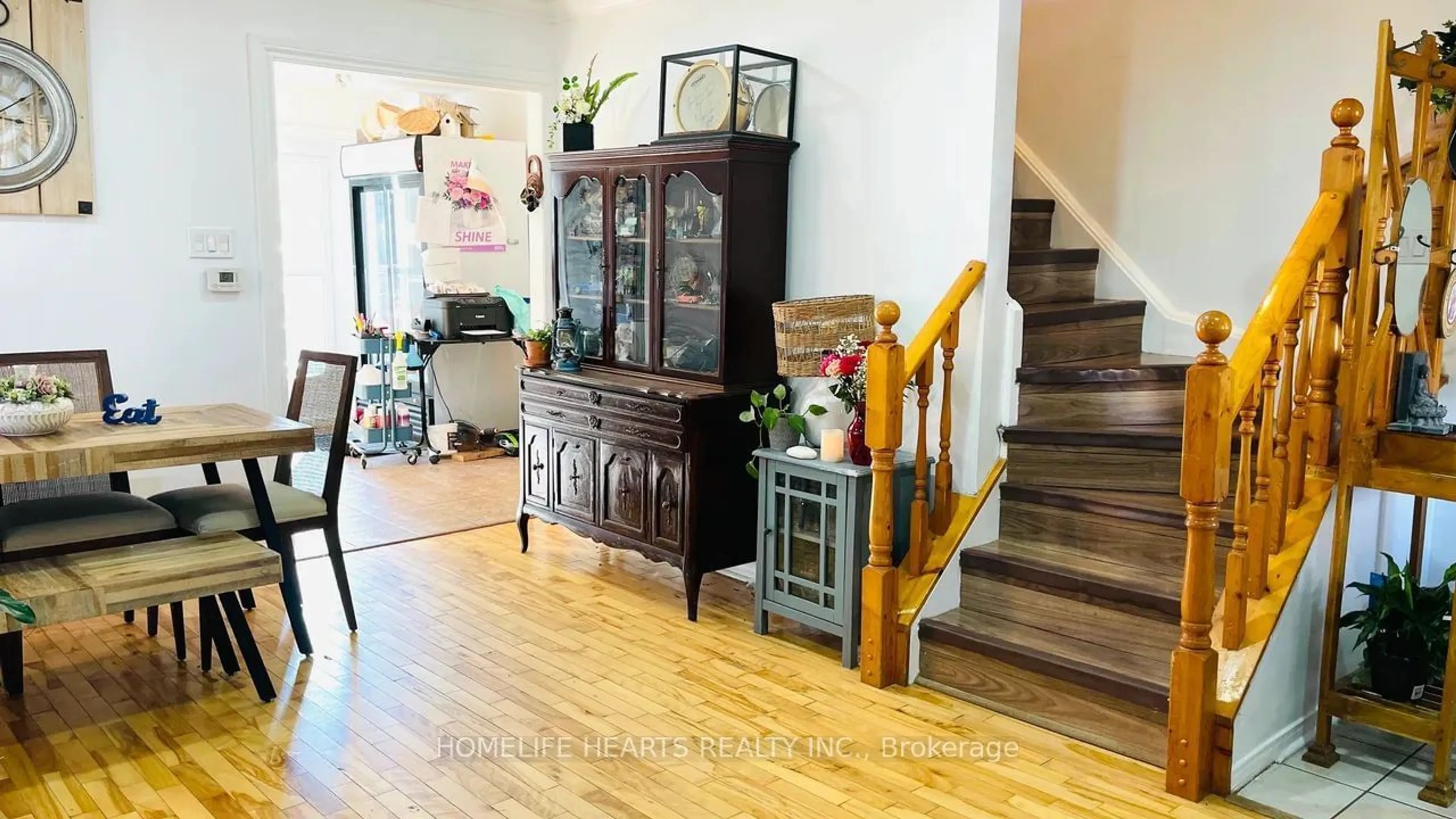 Indoor foyer for 1456 Valley Dr, Oshawa Ontario L1J 7Z3