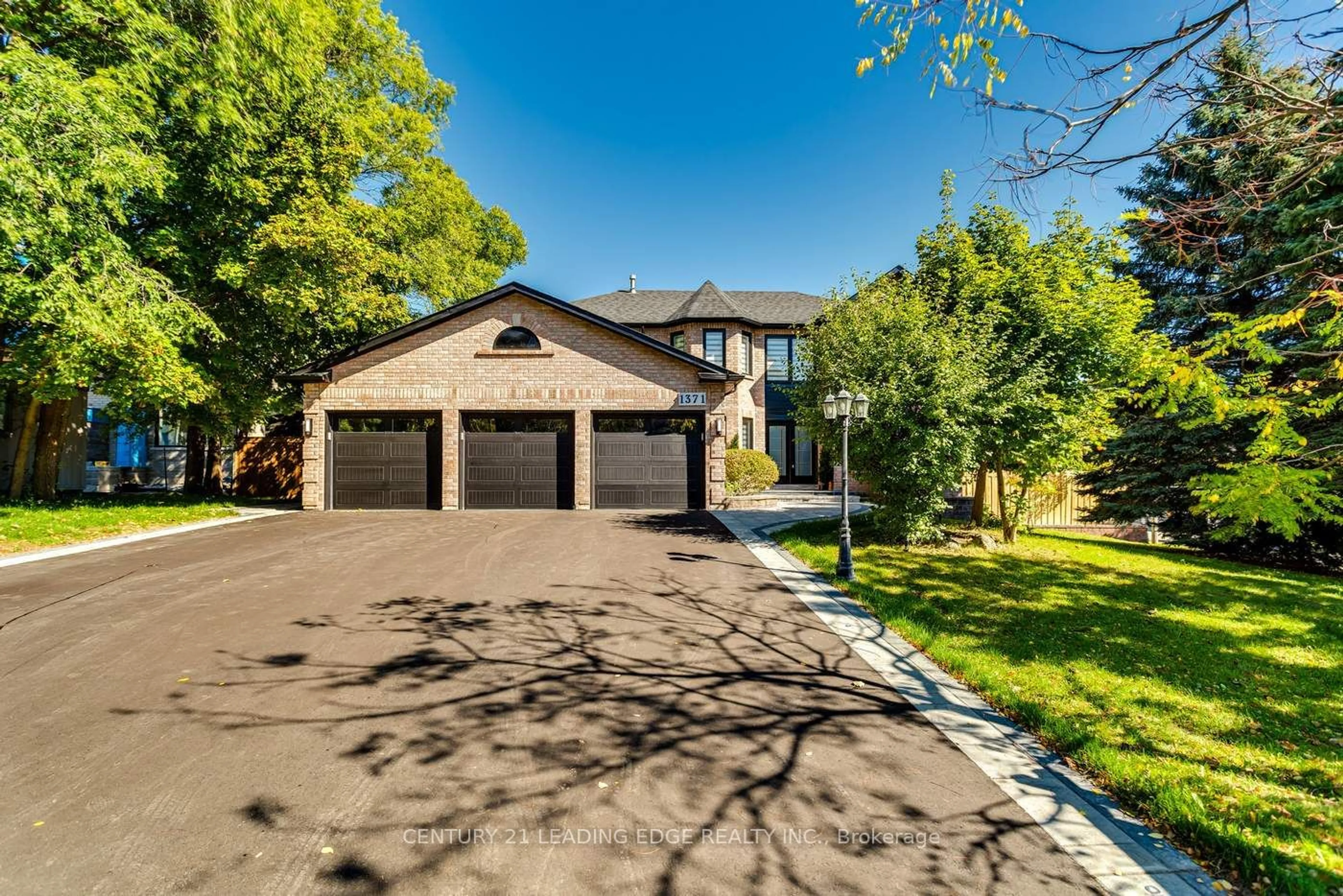 A pic from outside/outdoor area/front of a property/back of a property/a pic from drone, street for 1371 Rougemount Dr, Pickering Ontario L1V 1N2