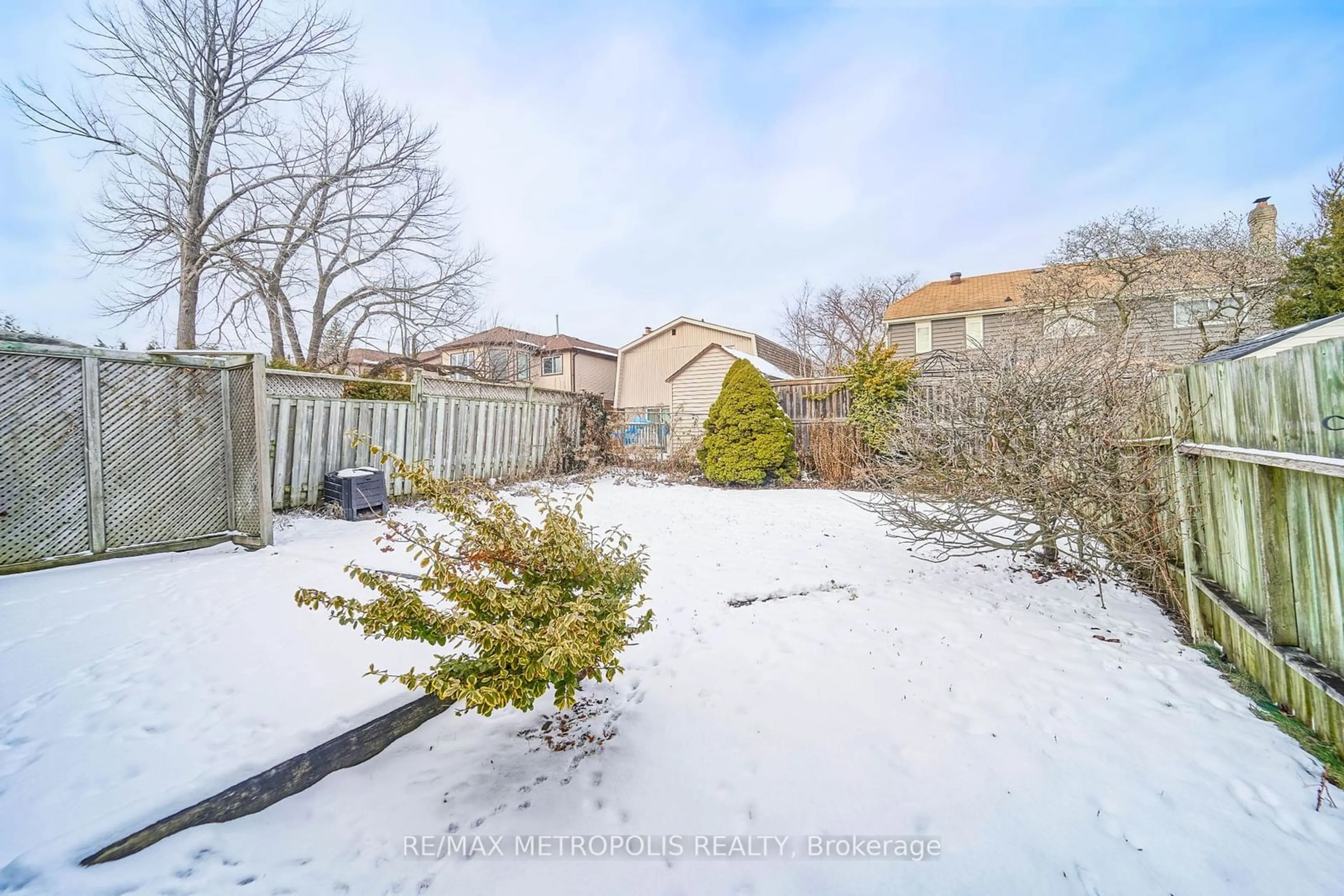 A pic from outside/outdoor area/front of a property/back of a property/a pic from drone, street for 1919 New St, Pickering Ontario L1V 3J8