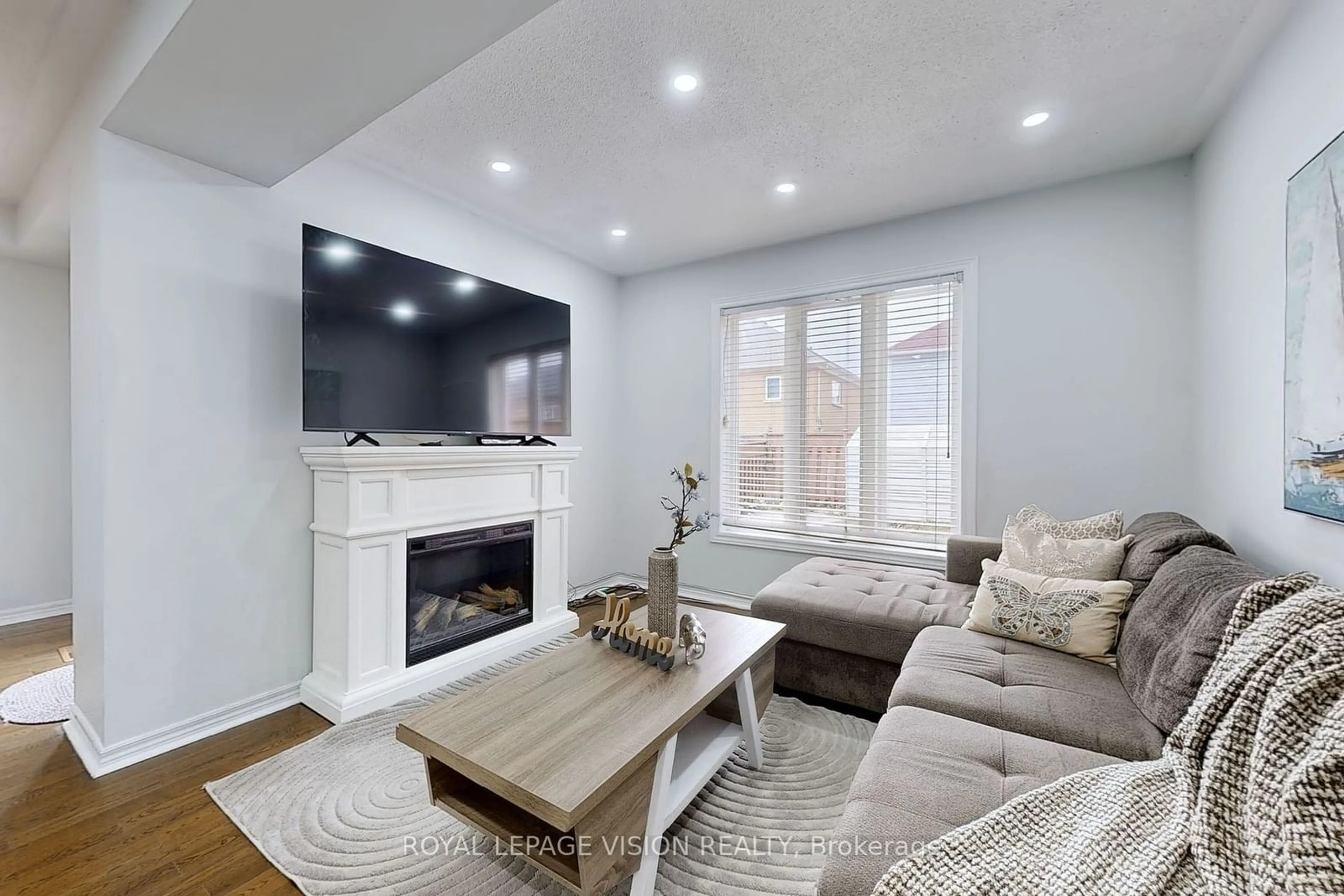 Living room with furniture, wood/laminate floor for 38 Eastport Dr, Toronto Ontario M1C 5C4