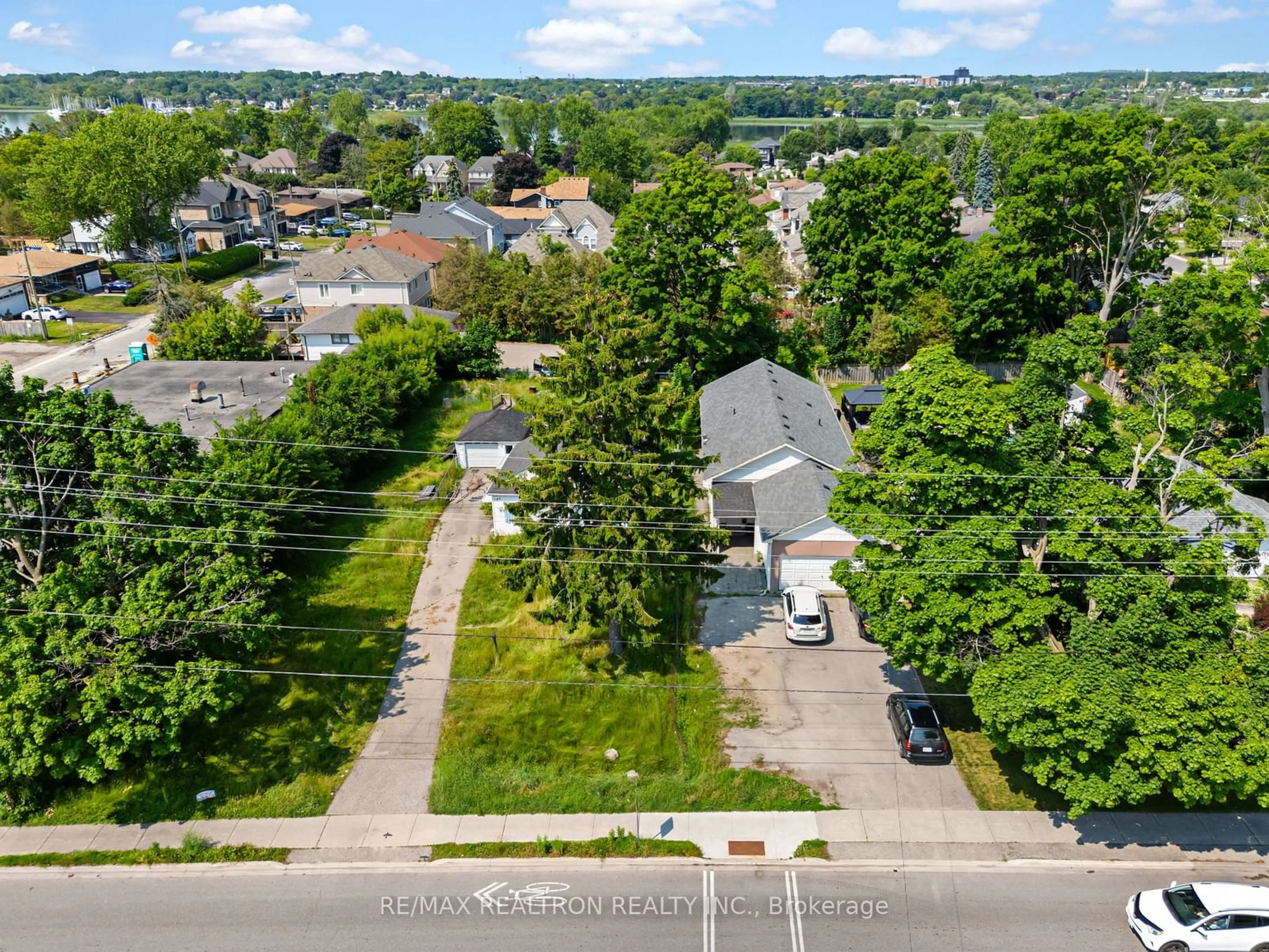 A pic from outside/outdoor area/front of a property/back of a property/a pic from drone, street for 780 Liverpool Rd, Pickering Ontario L1W 1S1