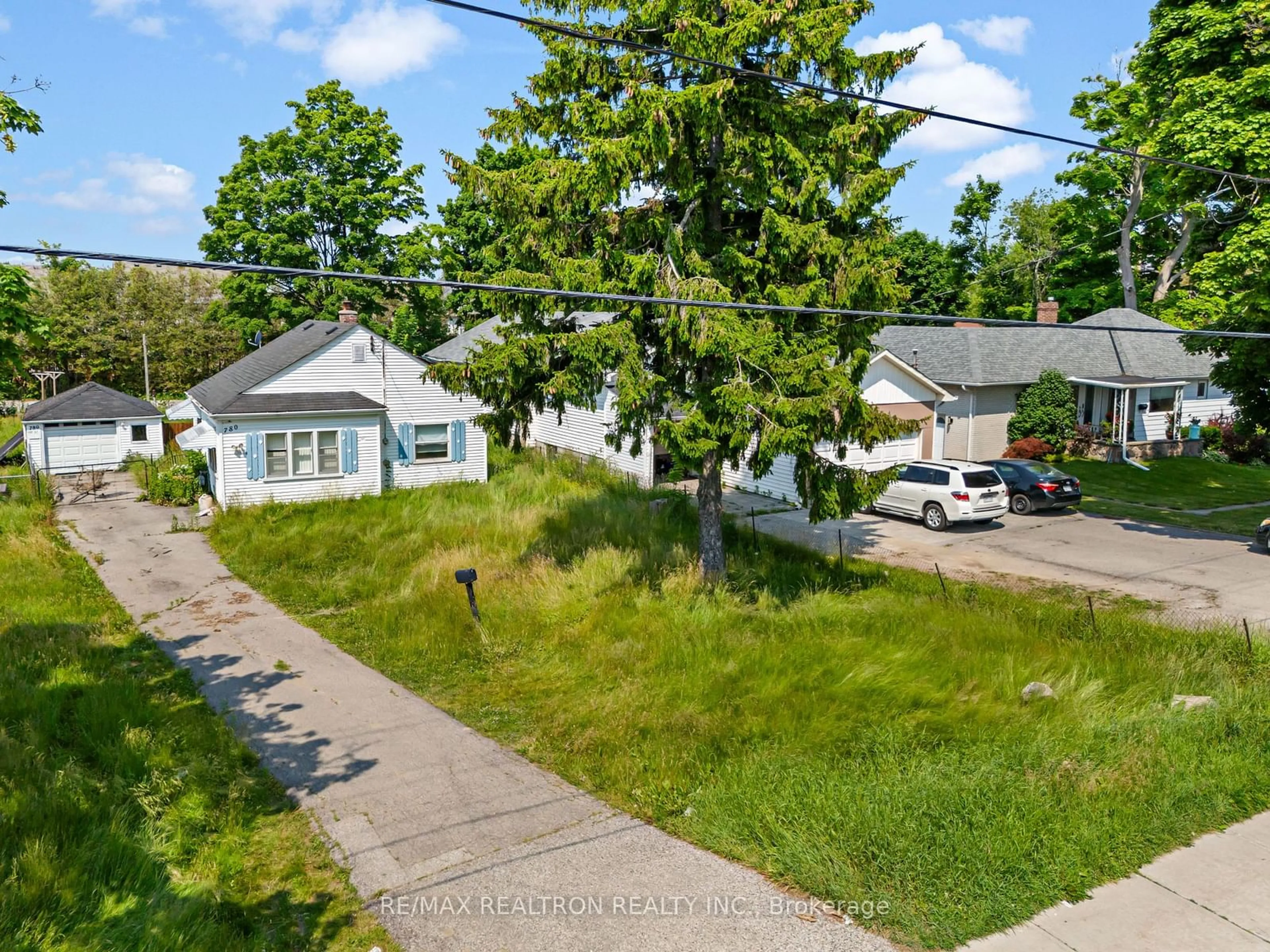 A pic from outside/outdoor area/front of a property/back of a property/a pic from drone, street for 780 Liverpool Rd, Pickering Ontario L1W 1S1