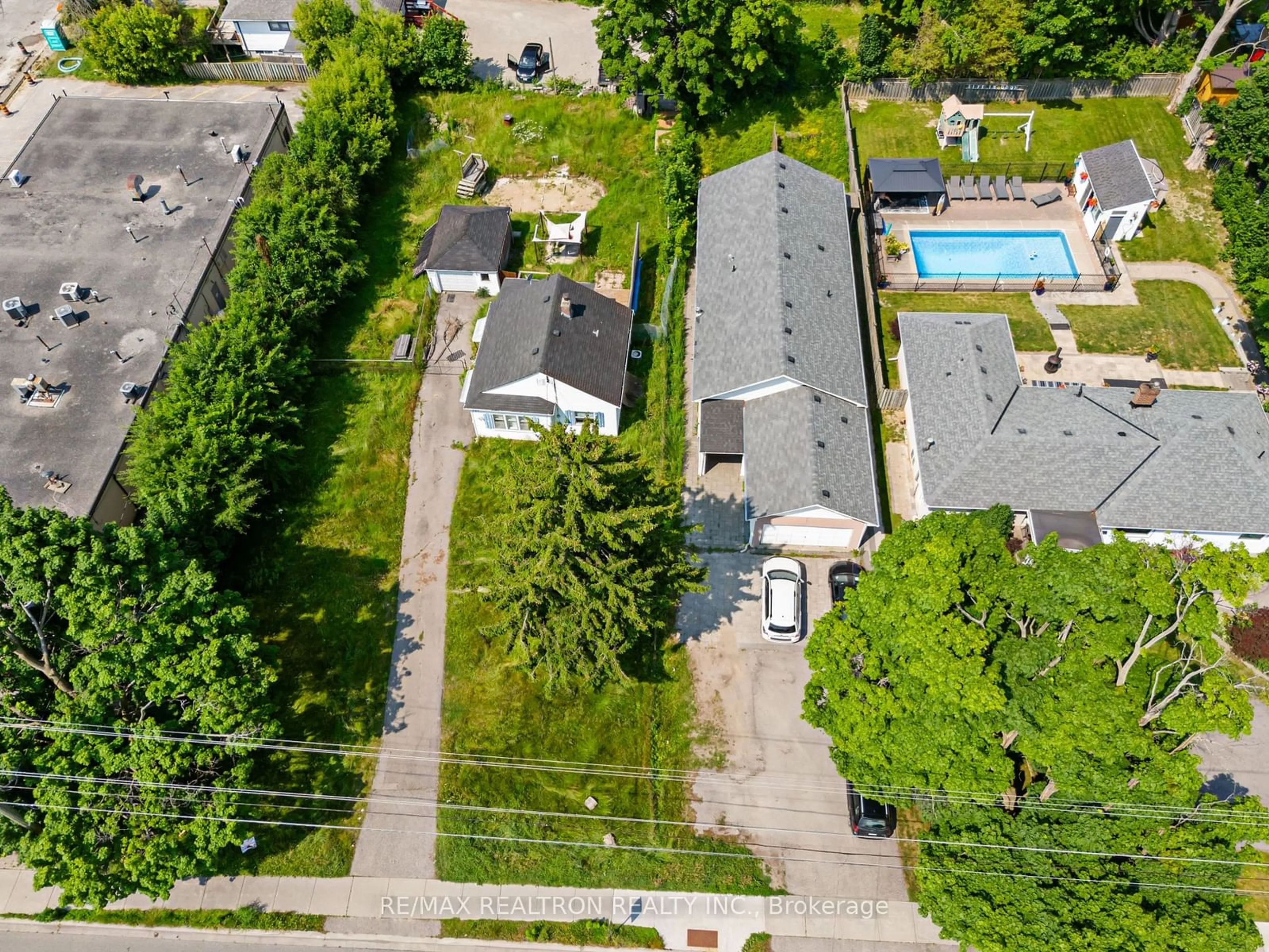 A pic from outside/outdoor area/front of a property/back of a property/a pic from drone, street for 780 Liverpool Rd, Pickering Ontario L1W 1S1