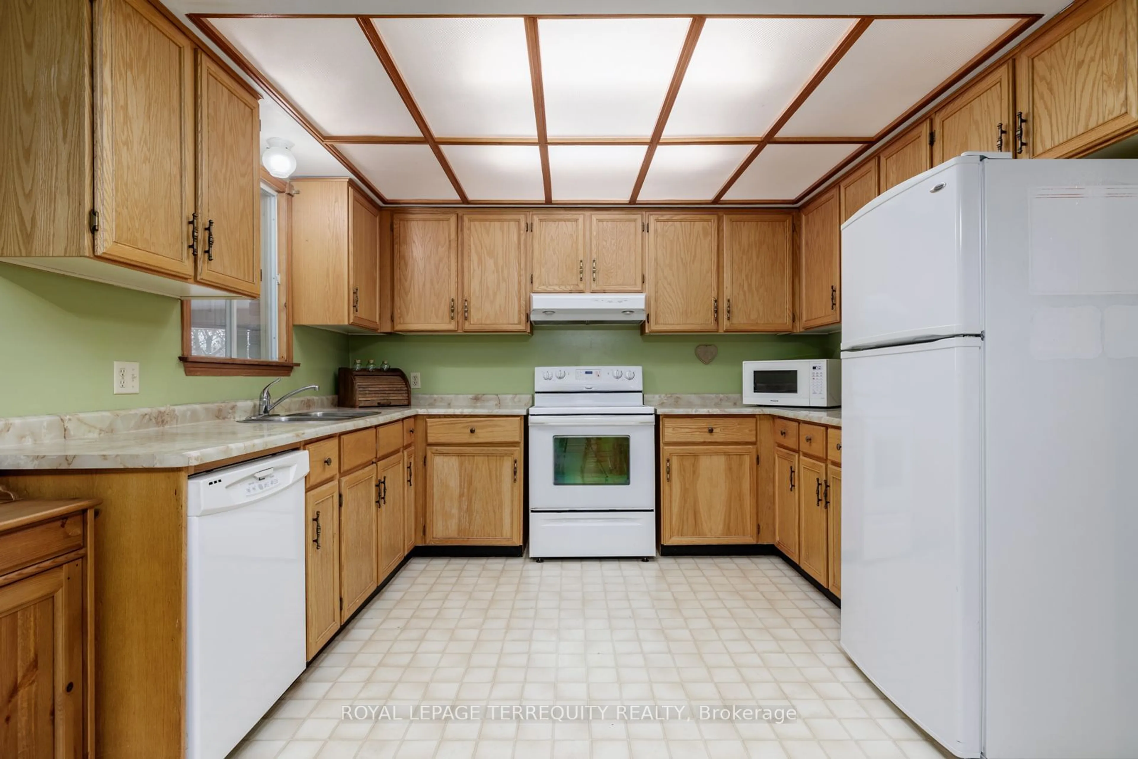 Standard kitchen, unknown for 193 Overbank Dr, Oshawa Ontario L1J 7W9