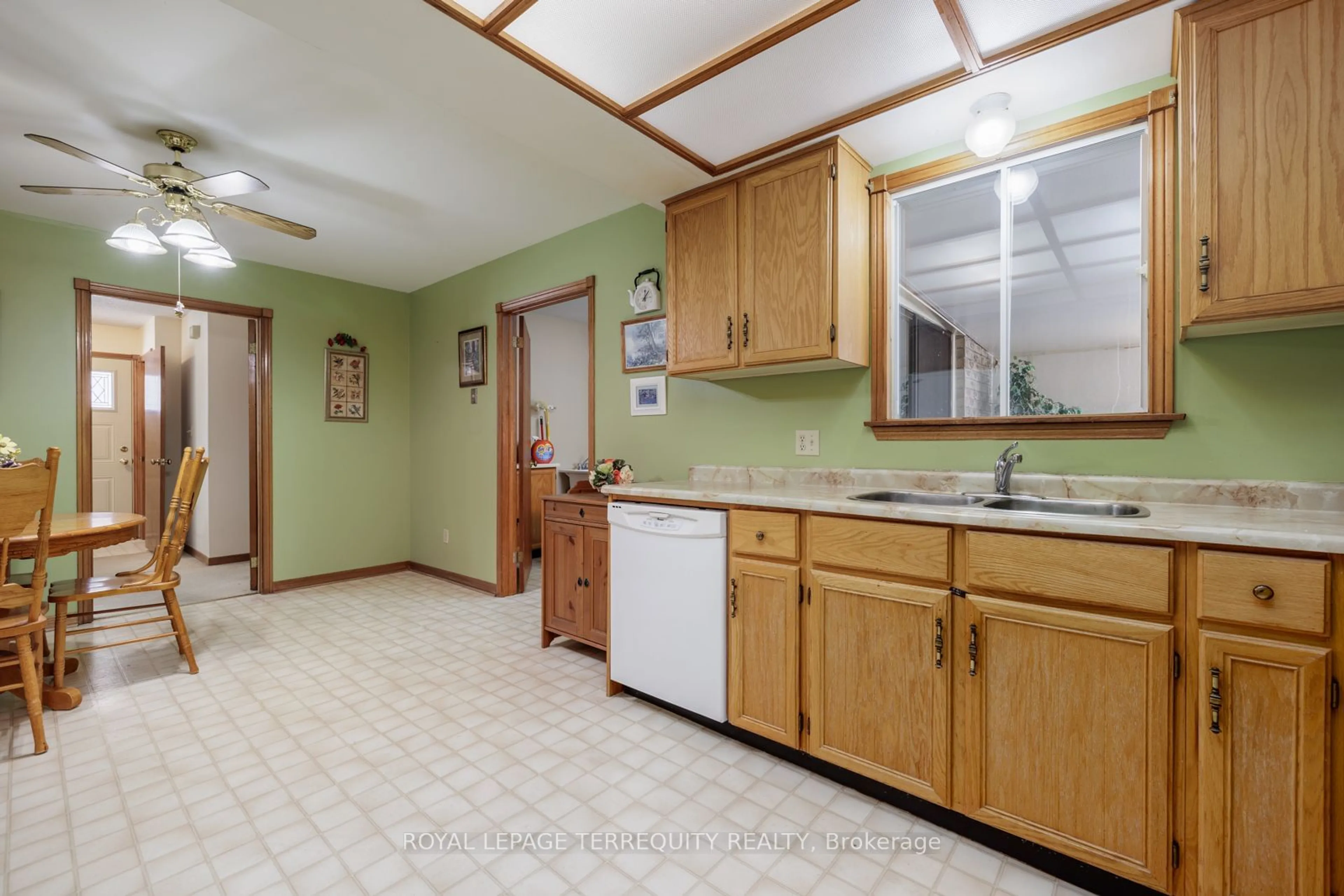 Standard kitchen, unknown for 193 Overbank Dr, Oshawa Ontario L1J 7W9