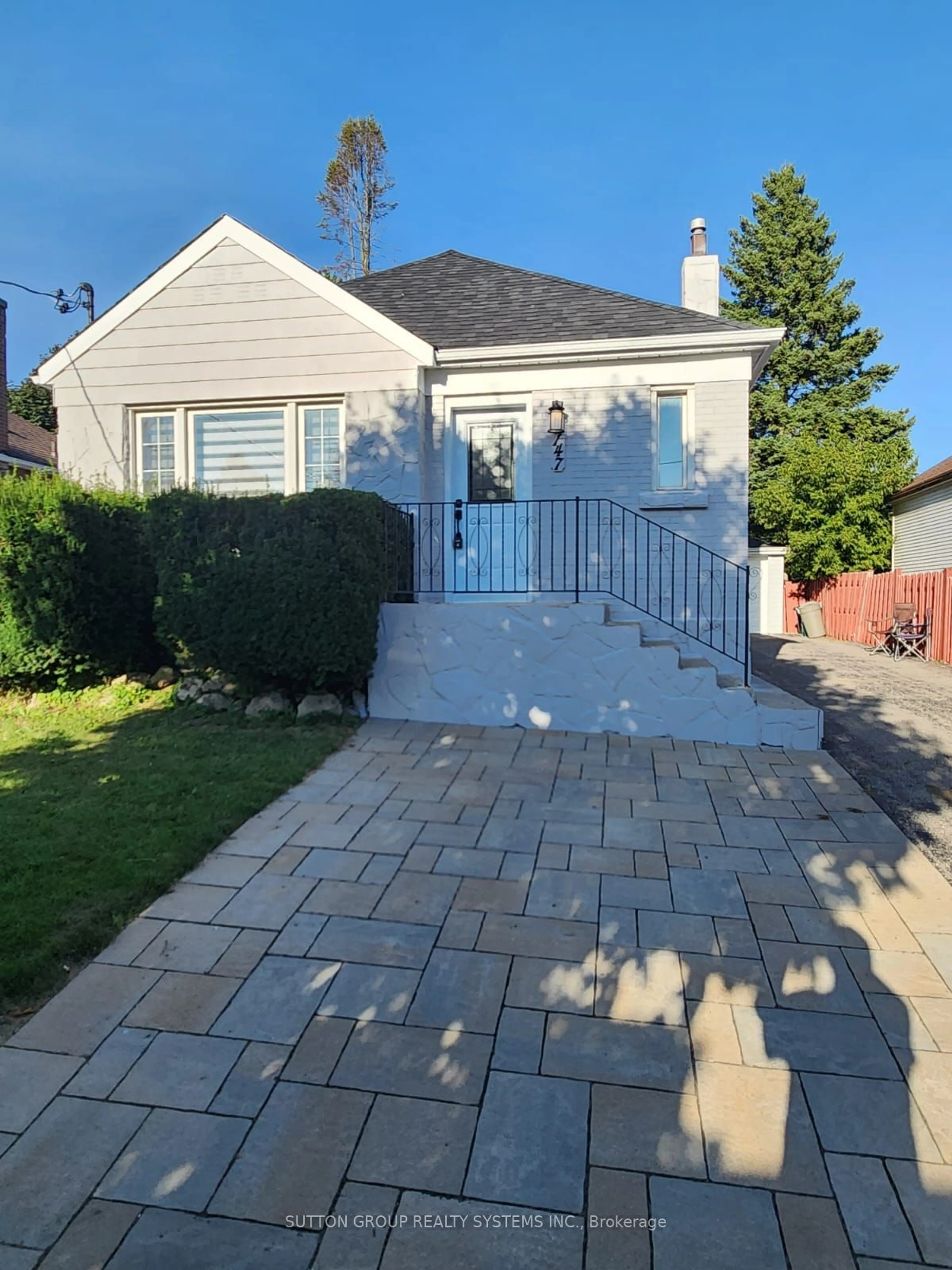 Home with vinyl exterior material, street for 147 Lasalle Ave, Oshawa Ontario L1H 5Y4