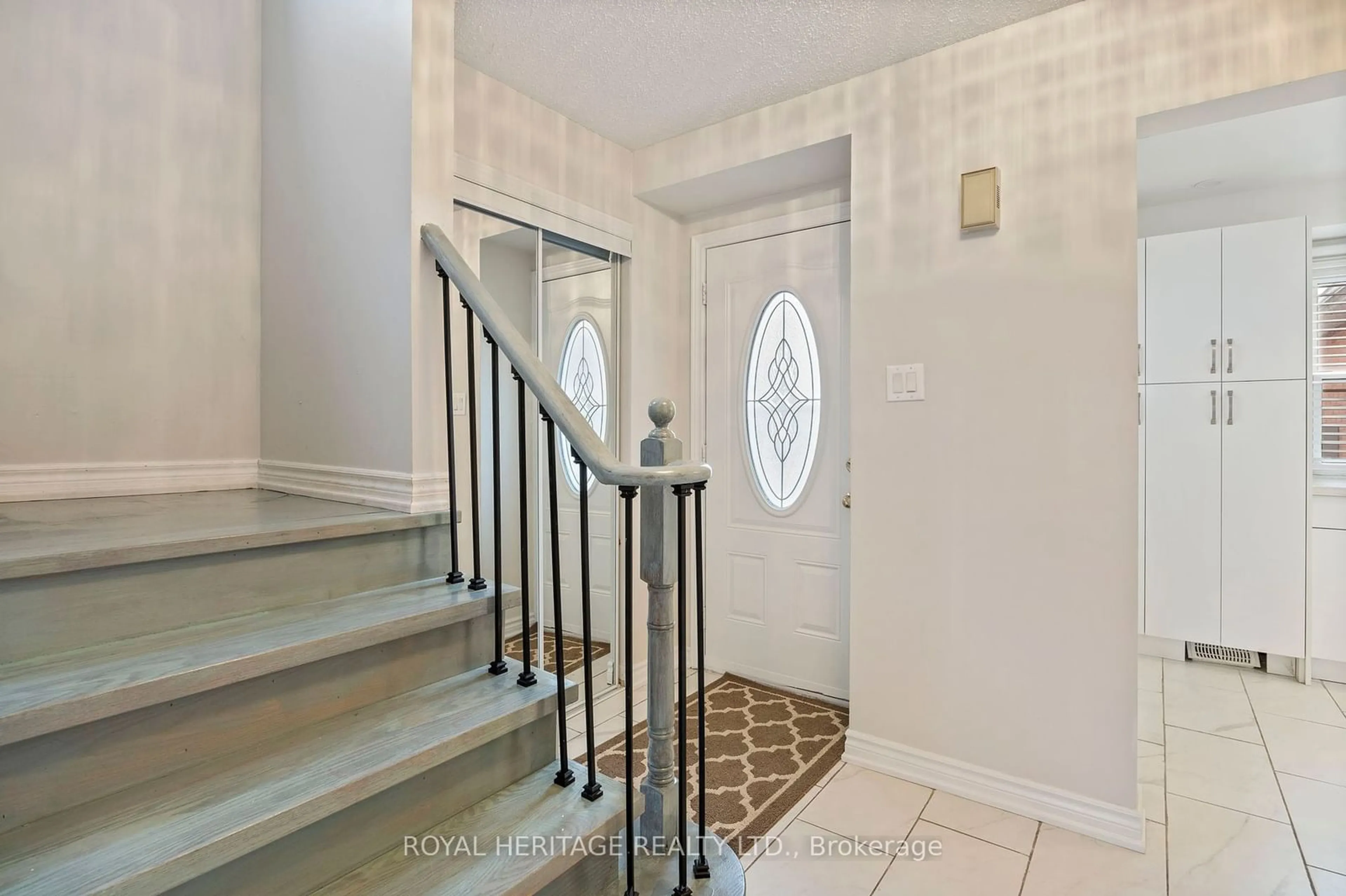 Indoor foyer for 140 Wright Cres, Ajax Ontario L1S 6X6