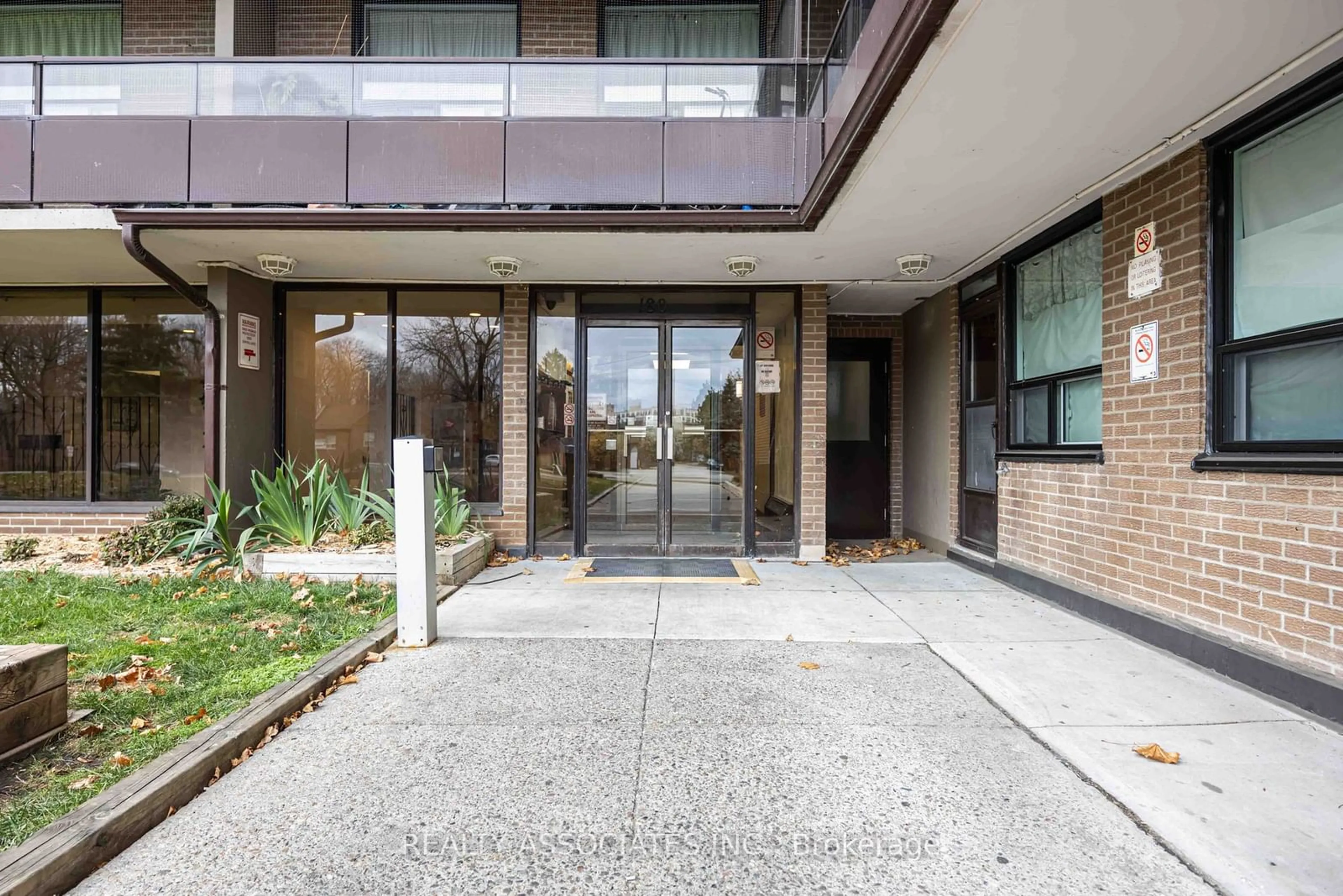 Indoor foyer for 180 Markham Rd #811, Toronto Ontario M1M 2Z9