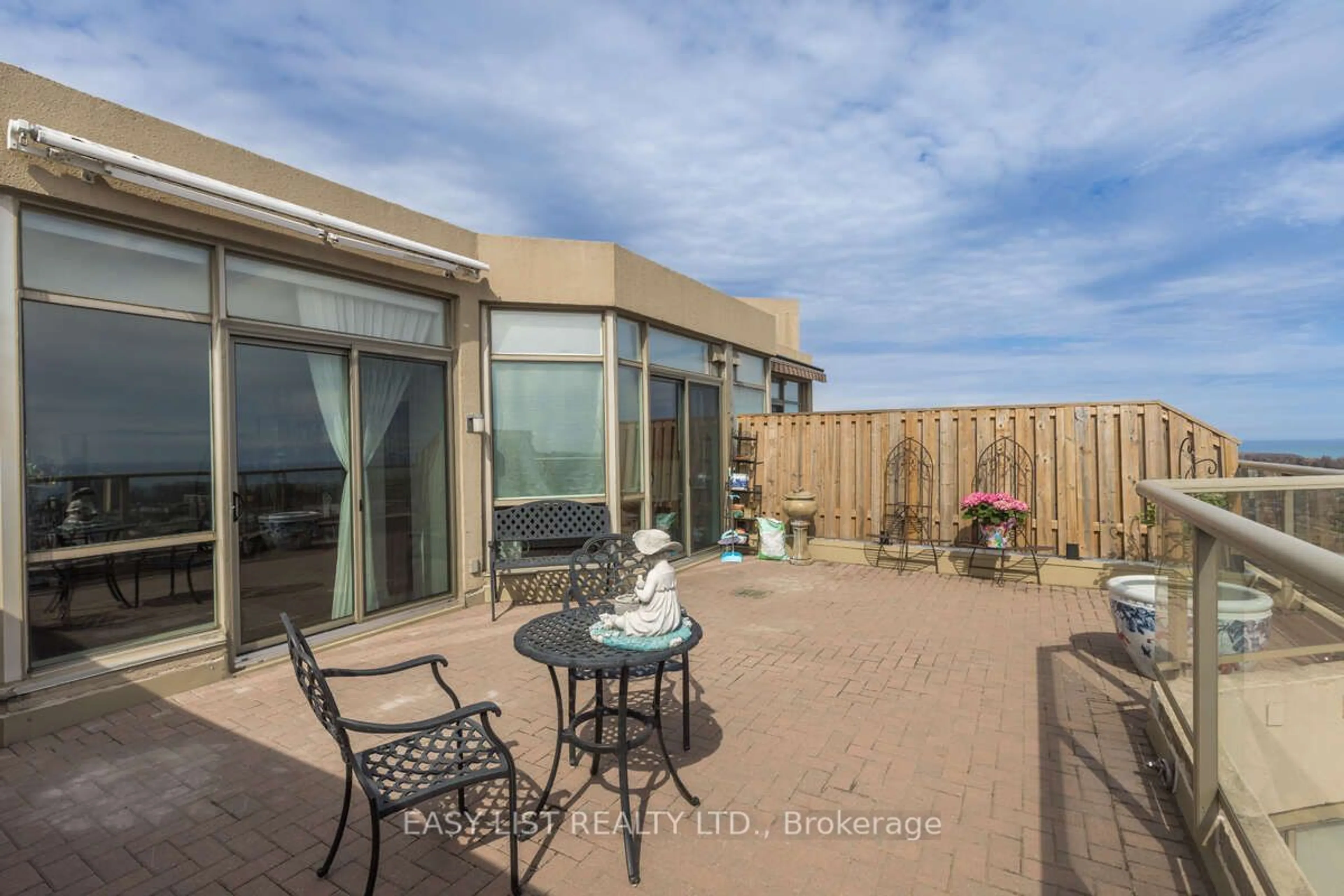 Patio, water/lake/river/ocean view for 20 Guildwood Pkwy #PH14, Toronto Ontario M1E 5B6