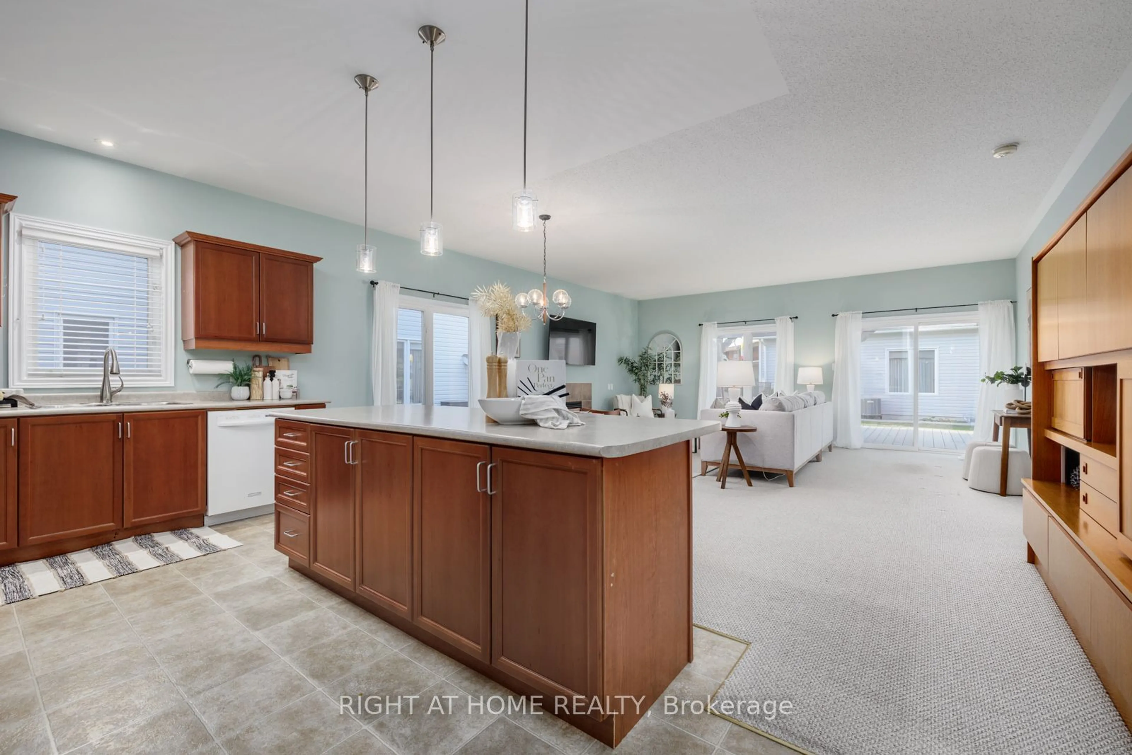 Open concept kitchen, ceramic/tile floor for 10 Hinkley Tr, Clarington Ontario L1B 1P4