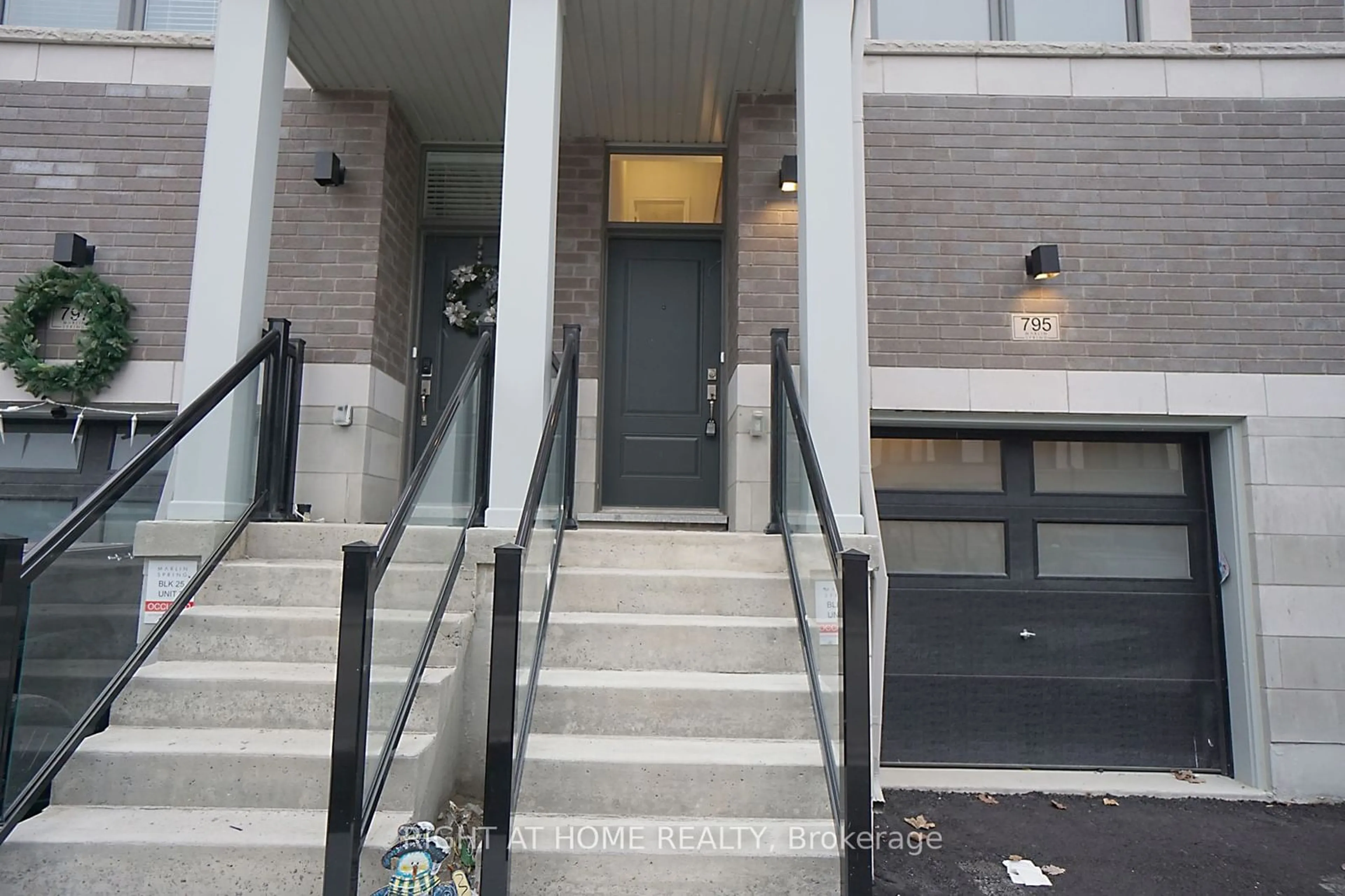 Indoor foyer for 795 Kootenay Path, Oshawa Ontario L1H 0B1