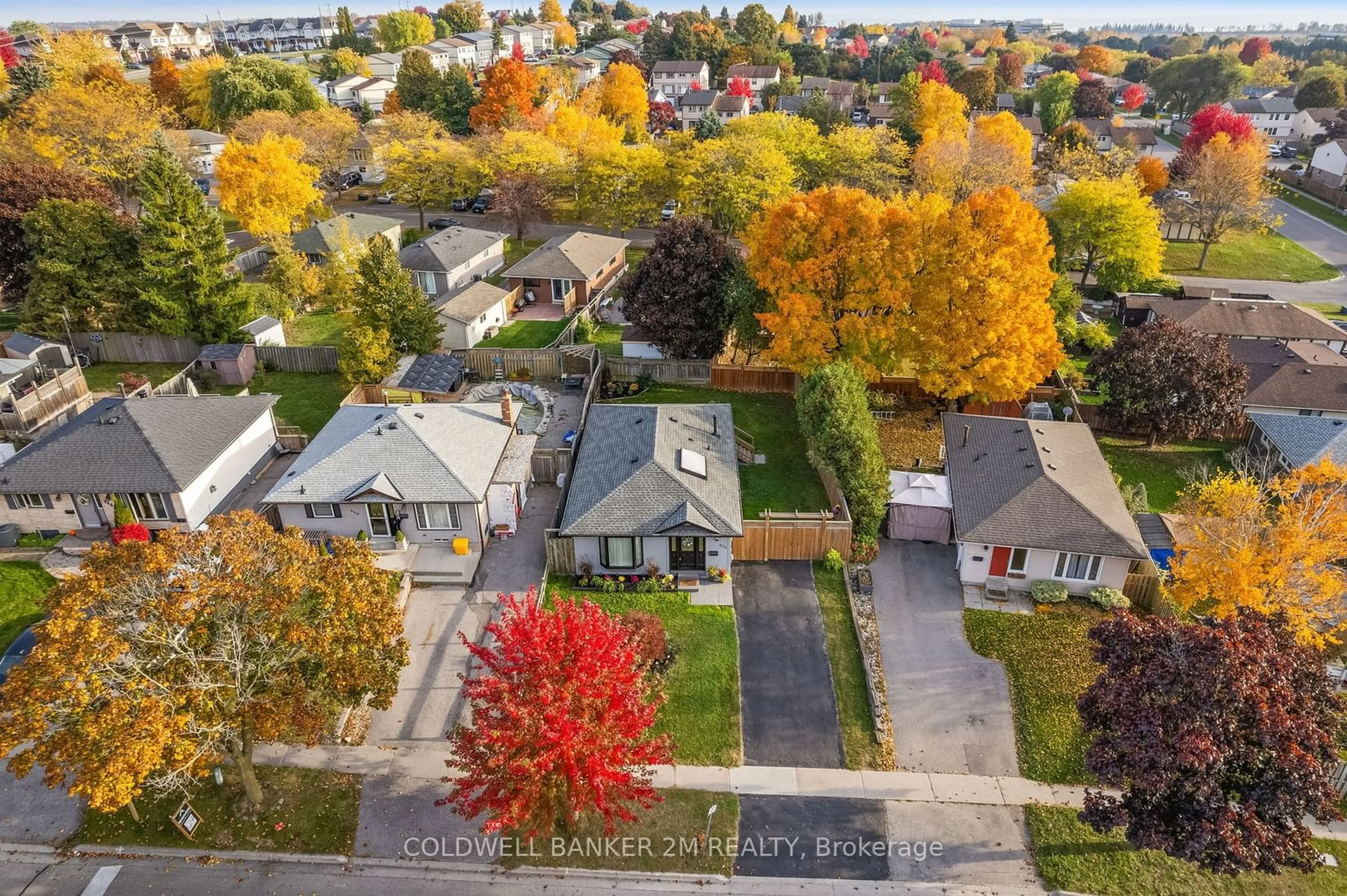 A pic from outside/outdoor area/front of a property/back of a property/a pic from drone, street for 836 Grandview Dr, Oshawa Ontario L1H 7W8