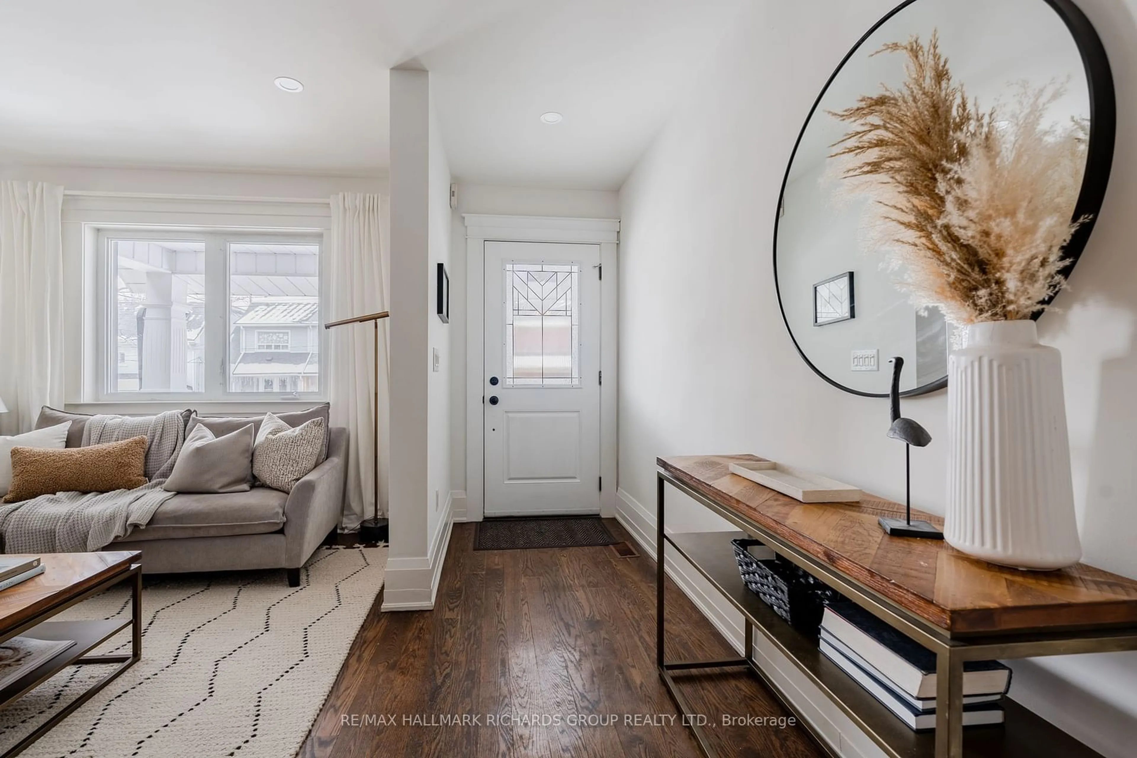 Indoor entryway for 35 Kingsmount Park Rd, Toronto Ontario M4L 3L2