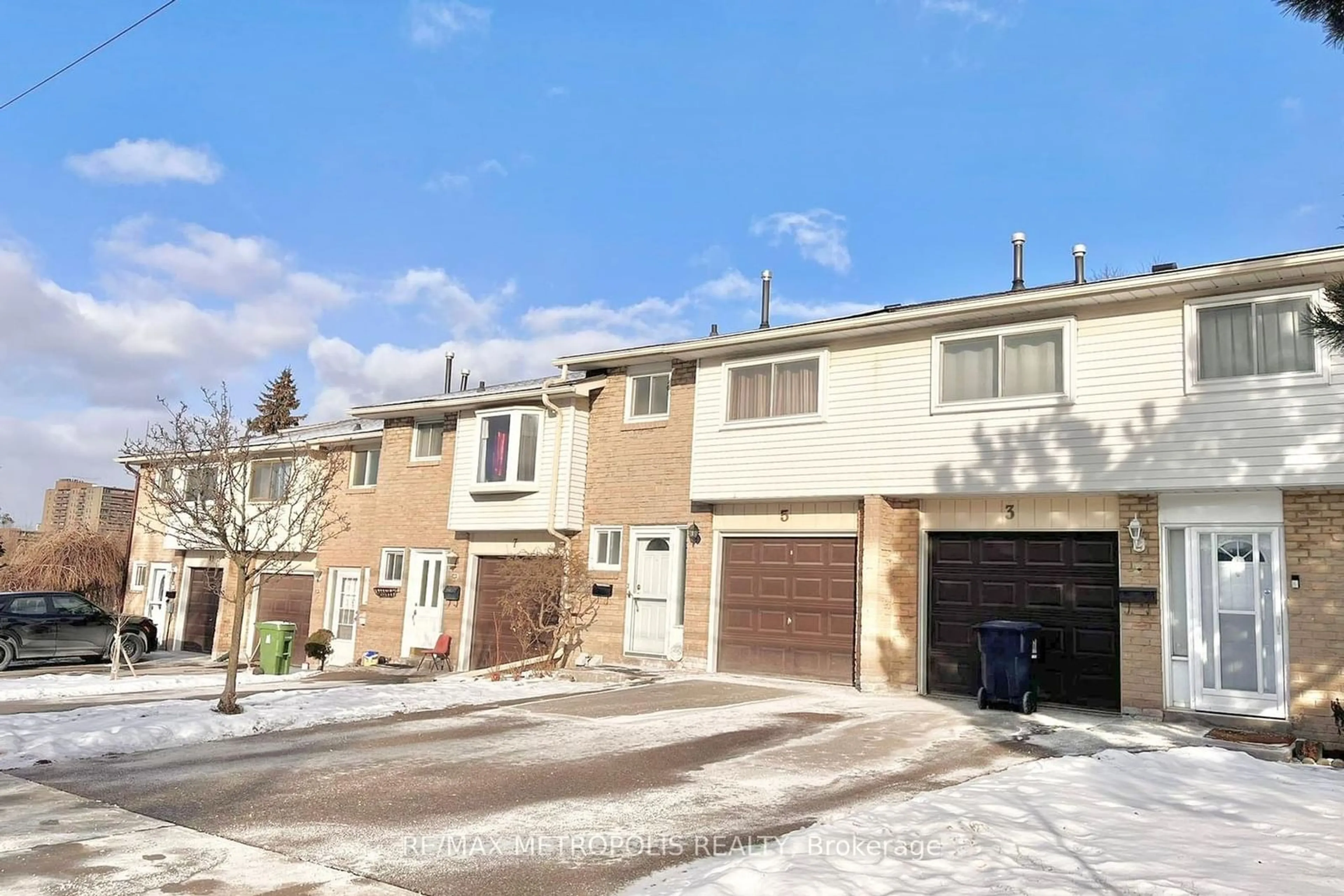 A pic from outside/outdoor area/front of a property/back of a property/a pic from drone, street for 3420 Kingston Rd #5, Toronto Ontario M1M 1R5