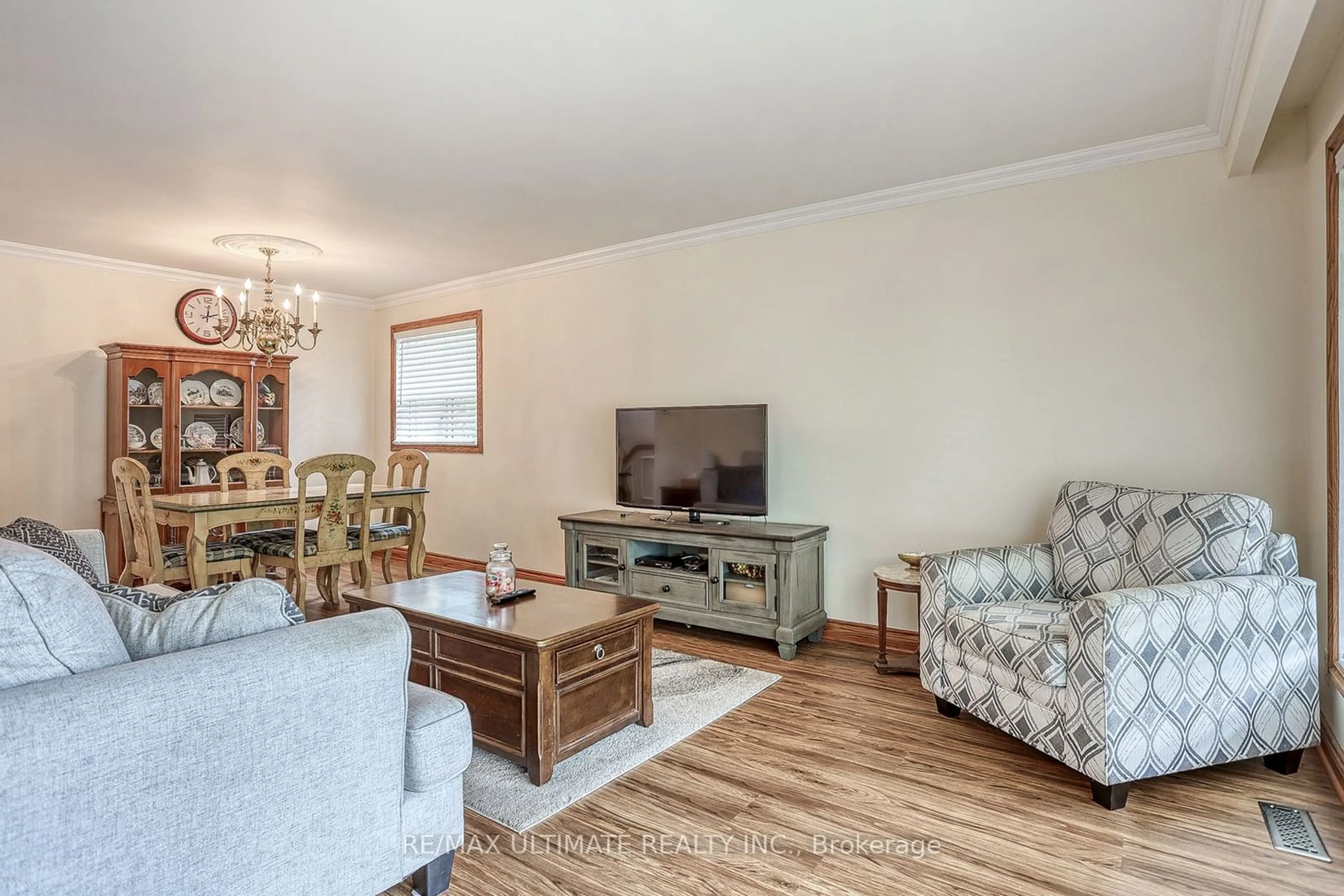 Living room with furniture, wood/laminate floor for 164 Darlingside Dr, Toronto Ontario M1E 3P6