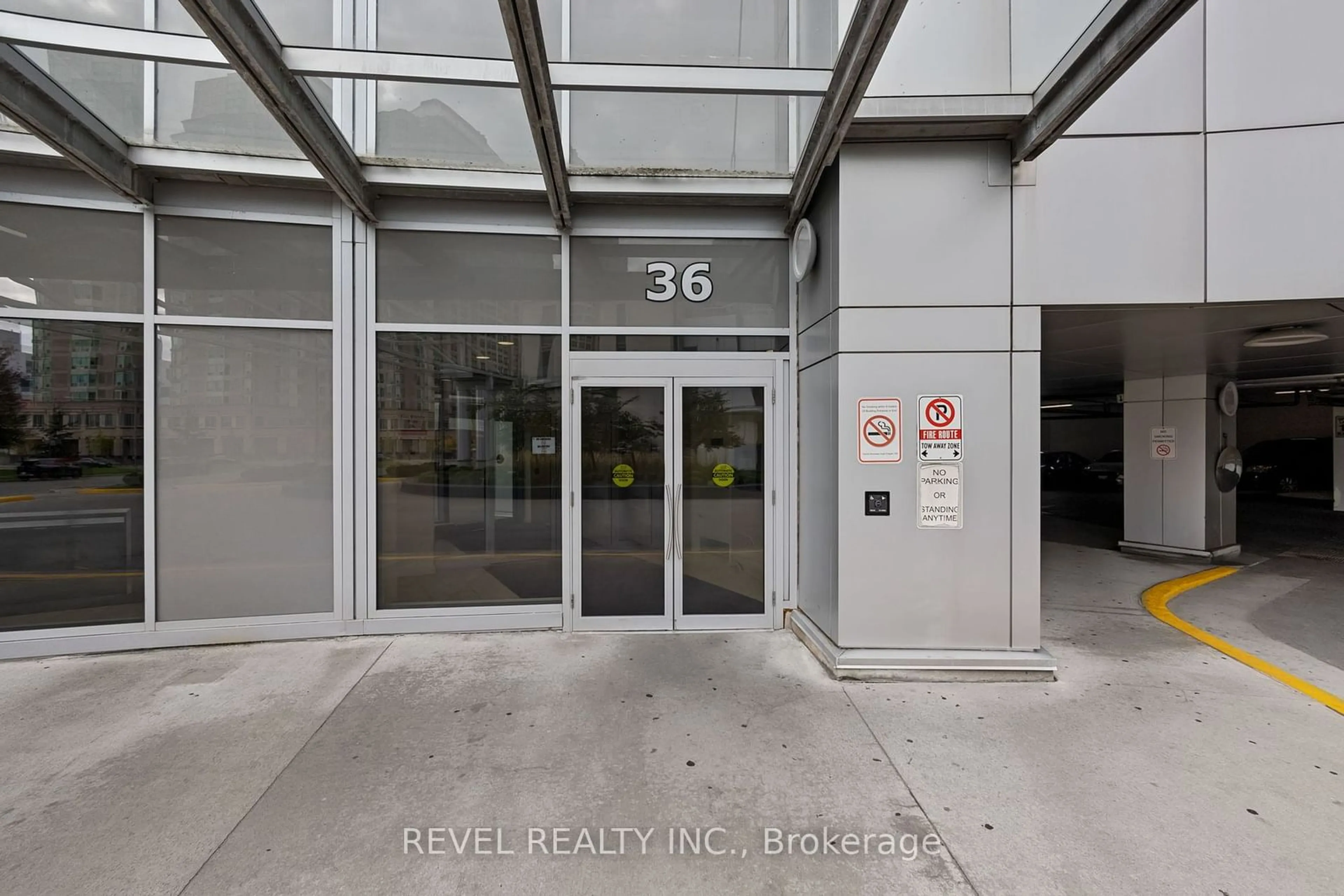 Indoor foyer for 36 Lee Centre Dr #812, Toronto Ontario M1H 3K2