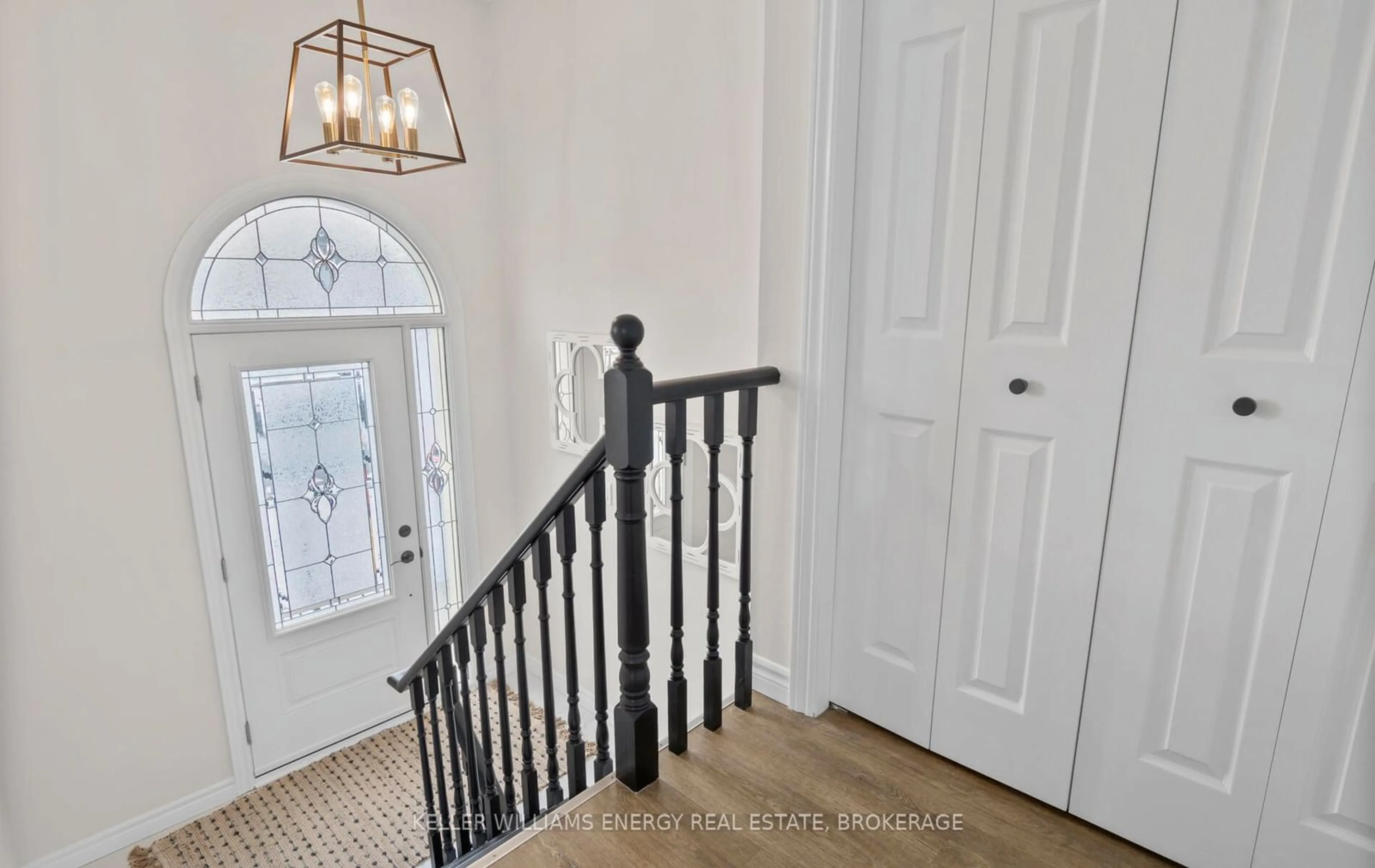 Indoor entryway for 222 Overbank Dr, Oshawa Ontario L1J 7W8