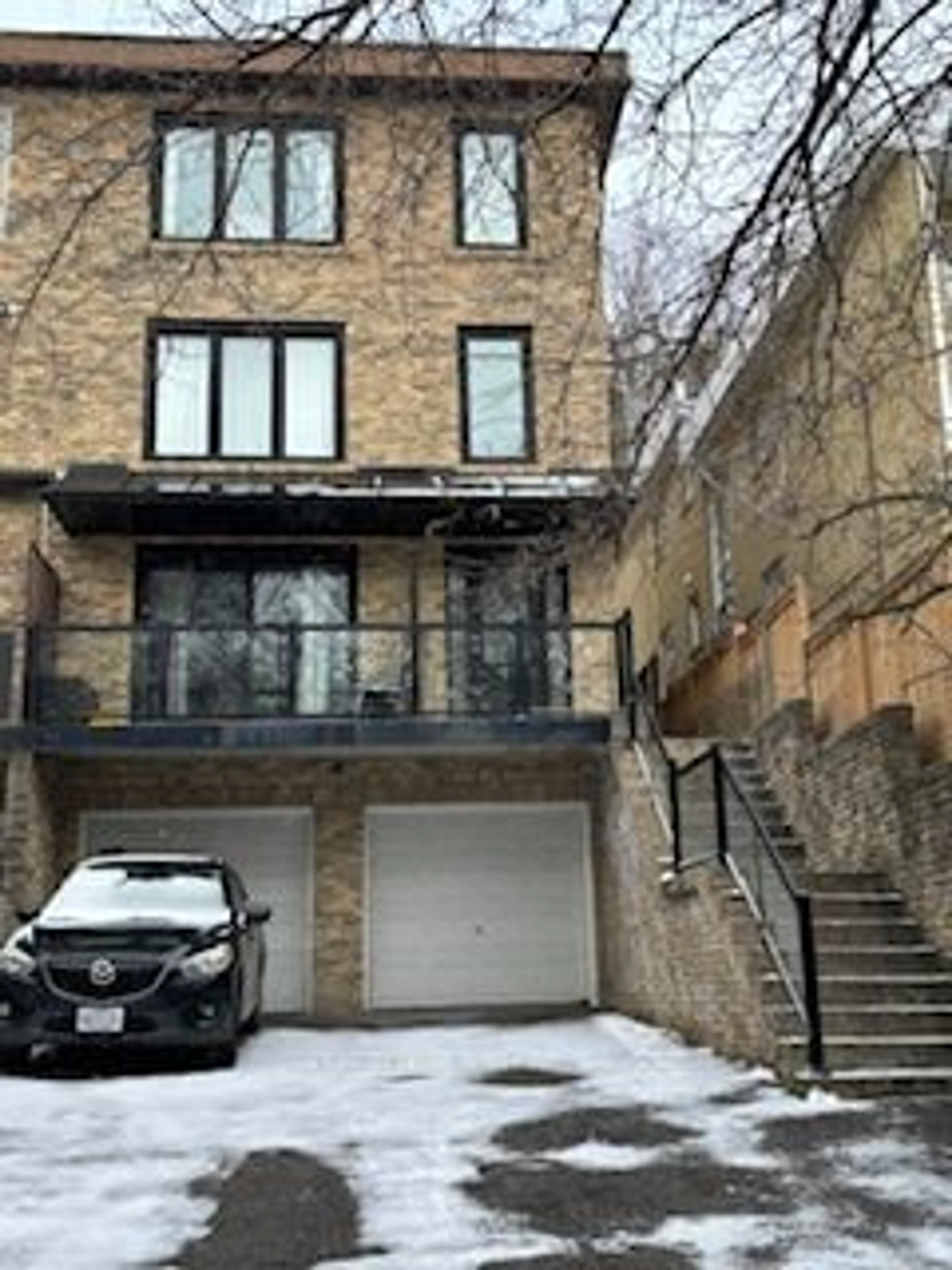 Unknown for 221 Kenilworth Ave, Toronto Ontario M4L 3S7