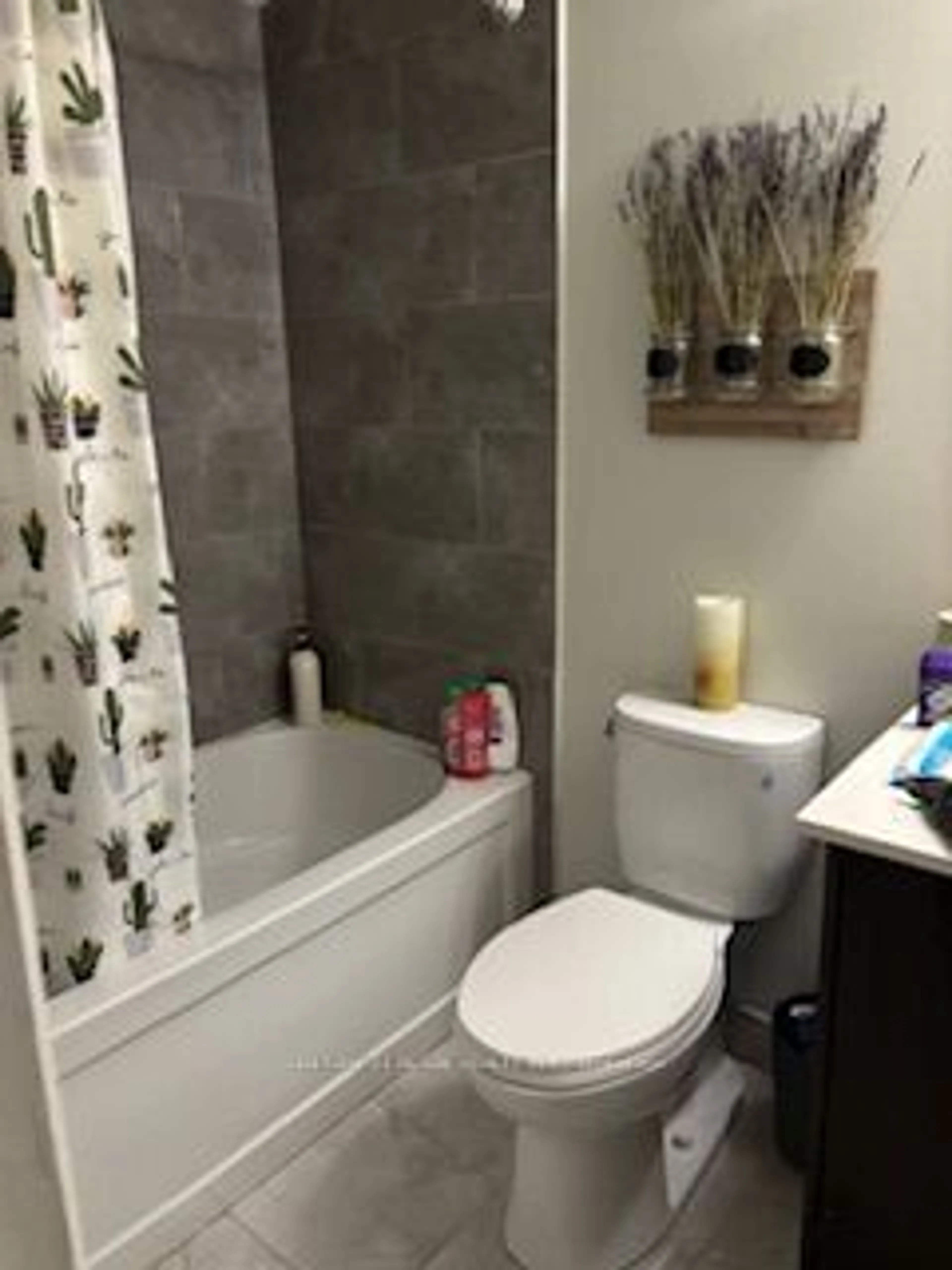 Standard bathroom, ceramic/tile floor for 221 Kenilworth Ave, Toronto Ontario M4L 3S7