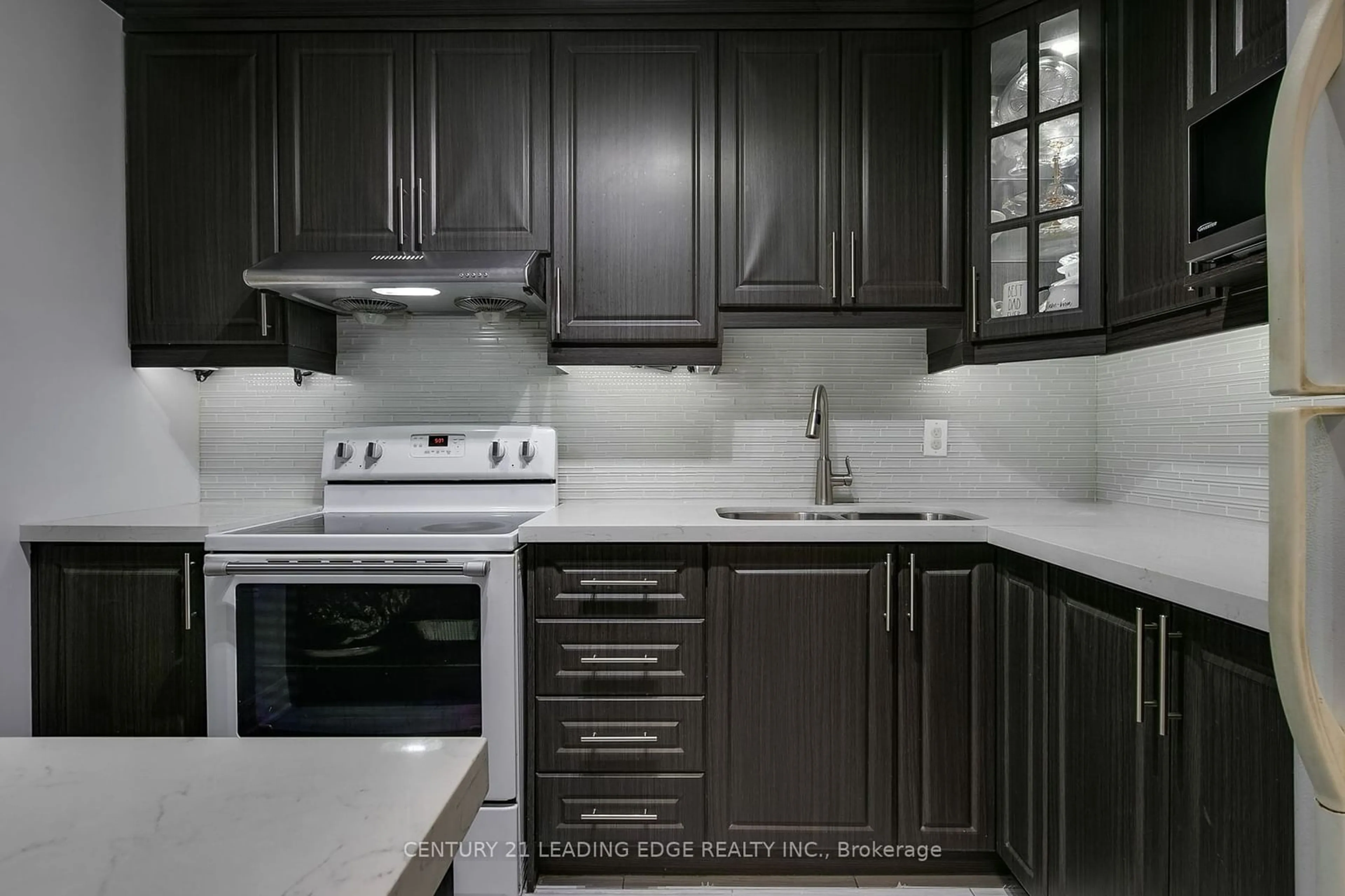 Standard kitchen, ceramic/tile floor for 4101 Sheppard Ave #1701, Toronto Ontario M1S 3H2