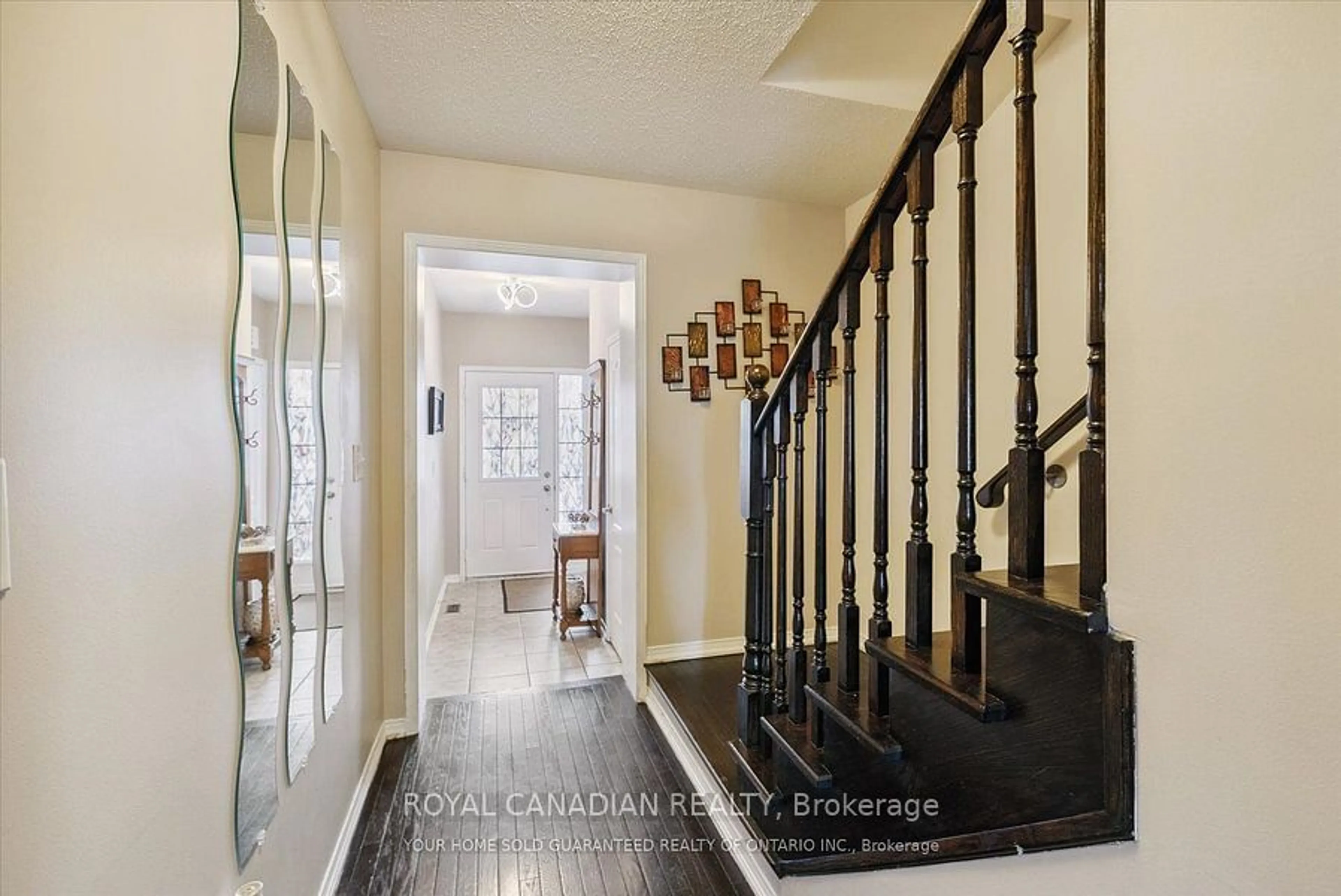 Indoor entryway for 106 Lander Cres, Clarington Ontario L1C 0L4