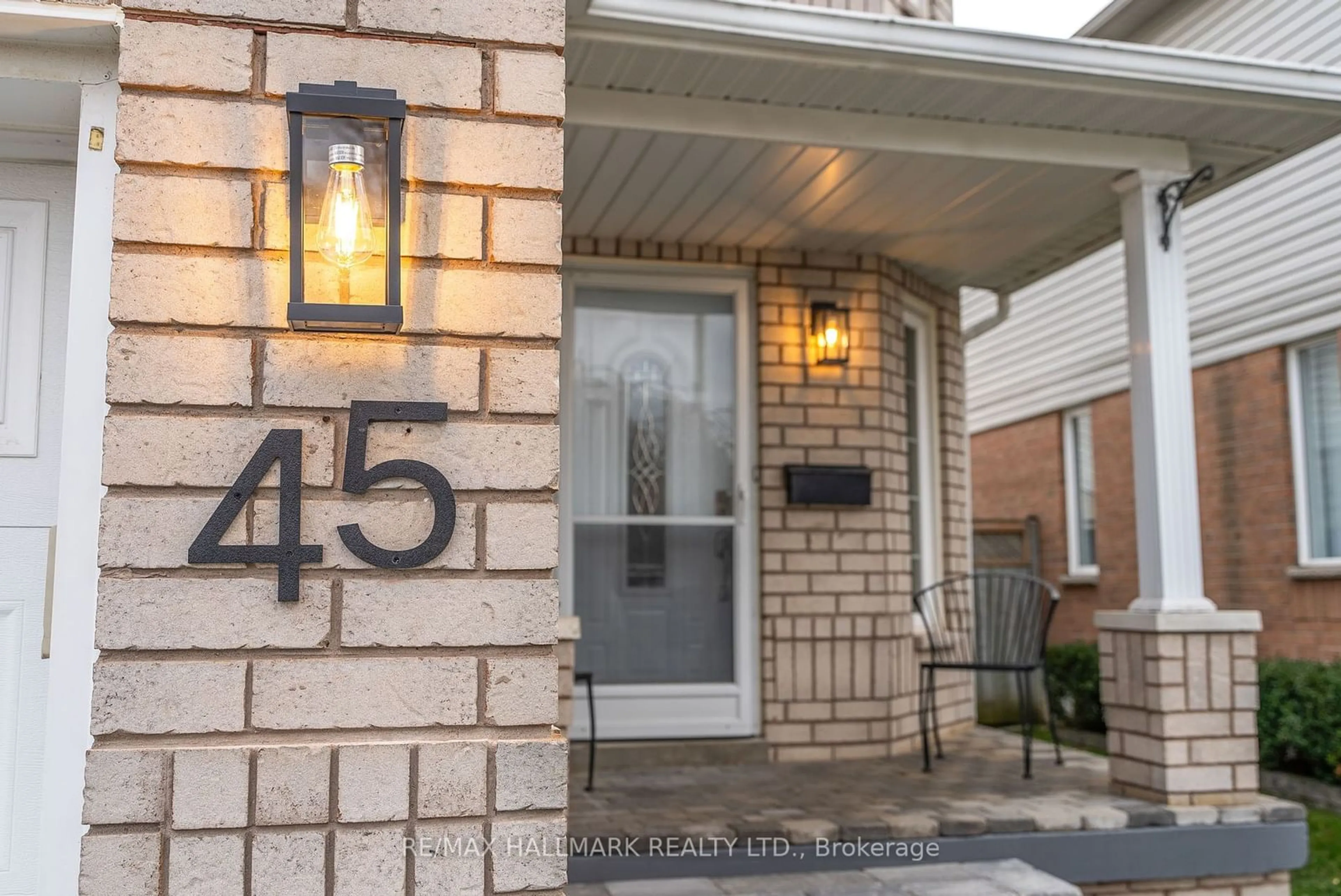 Indoor entryway for 45 Guildwood Dr, Clarington Ontario L1C 5C7